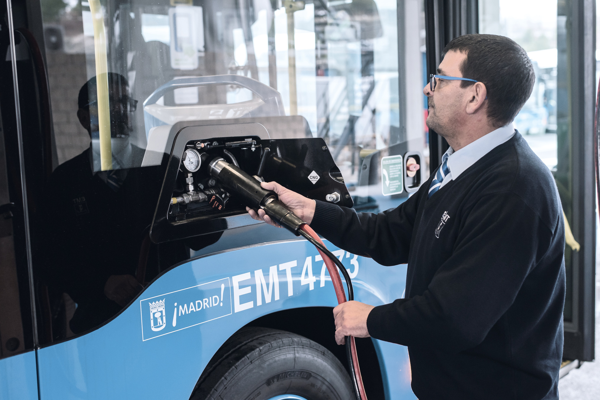 In 2016, EMT placed its first order for 82 urban buses of the newly launched Citaro NGT model. The following year, the company ordered another 314 buses. The current order means that there will be a total of 672 environmentally friendly Citaro NGT buses operating in Madrid from 2020. Mercedes-Benz Citaro: Mercedes Benz steps on the gas in Madrid: transport operator EMT Madrid places another major order for 276 Citaro NGT urban buses with natural gas drive