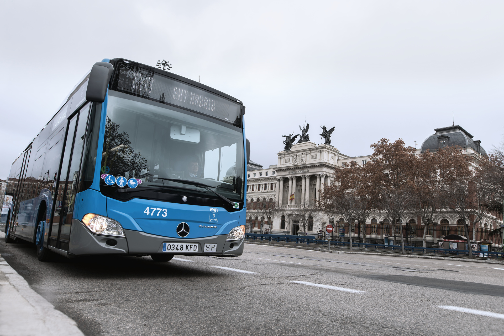 In 2016, EMT placed its first order for 82 urban buses of the newly launched Citaro NGT model. The following year, the company ordered another 314 buses. The current order means that there will be a total of 672 environmentally friendly Citaro NGT buses operating in Madrid from 2020. Mercedes-Benz Citaro: Mercedes Benz steps on the gas in Madrid: transport operator EMT Madrid places another major order for 276 Citaro NGT urban buses with natural gas drive