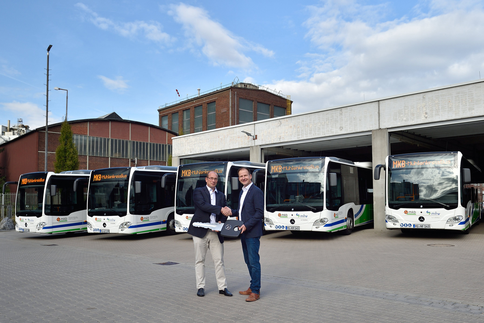 Die ersten Citaro hybrid für den Kreis Ostwestfalen-Lippe: Den symbolischen Schlüssel der sieben Citaro LE hybrid nimmt Johannes Marg (links), Geschäftsführer Mindener Kreisbahnen GmbH, von Jens Dilley (rechts), Vertrieb Mercedes Benz Omnibusse, entgegen. Umweltbewusster ÖPNV: Mit dem Citaro hybrid auf dem Weg zu mehr Nachhaltigkeit im Nahverkehr