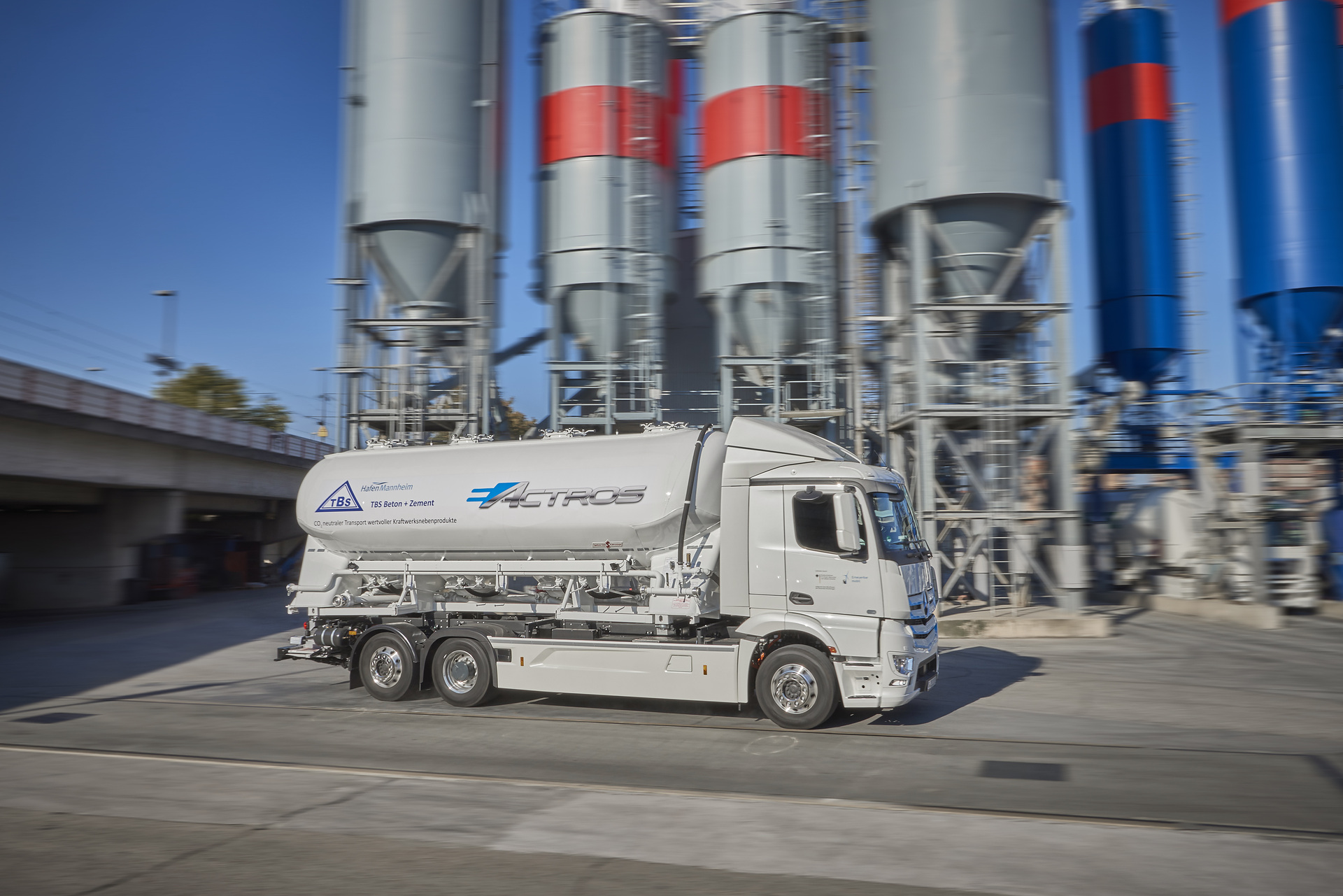 Praxistest des eActros startet in Mannheim: Mercedes-Benz Trucks übergibt Elektro-Lkw an TBS. Die Reichweite des eActros beträgt bis zu 200 km. Die Energie kommt aus Lithium-Ionen-Batterien mit 240 kWh. Sie lassen sich in Abhängigkeit der verfügbaren Ladeleistung innerhalb von zwei bis elf Stunden vollständig aufladen (bei 150 bzw. 20 kW). Praxistest des eActros startet in Mannheim: Mercedes-Benz Trucks übergibt Elektro-Lkw an TBS