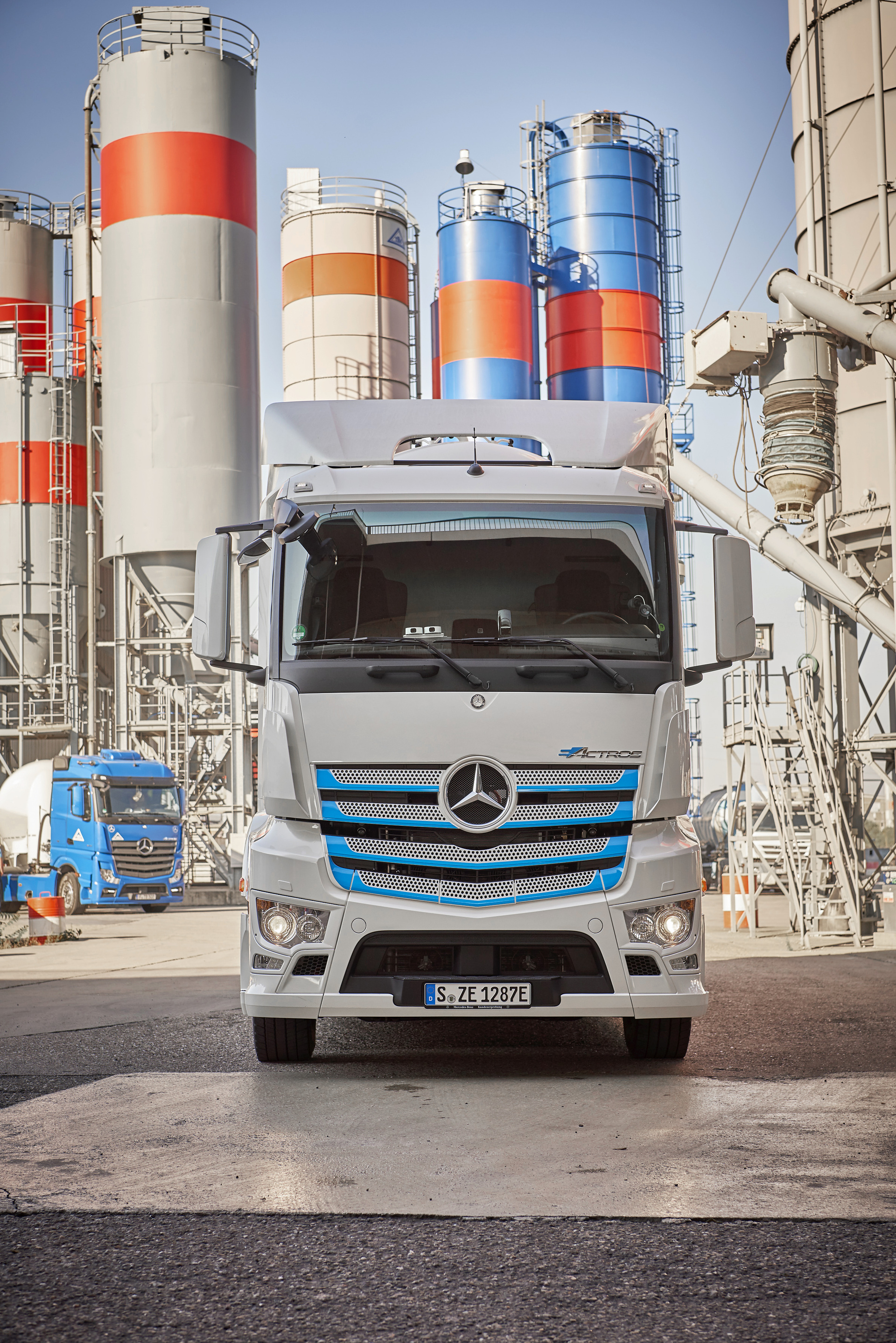 Praxistest des eActros startet in Mannheim: Mercedes-Benz Trucks übergibt Elektro-Lkw an TBS. Die Reichweite des eActros beträgt bis zu 200 km. Die Energie kommt aus Lithium-Ionen-Batterien mit 240 kWh. Sie lassen sich in Abhängigkeit der verfügbaren Ladeleistung innerhalb von zwei bis elf Stunden vollständig aufladen (bei 150 bzw. 20 kW). Praxistest des eActros startet in Mannheim: Mercedes-Benz Trucks übergibt Elektro-Lkw an TBS