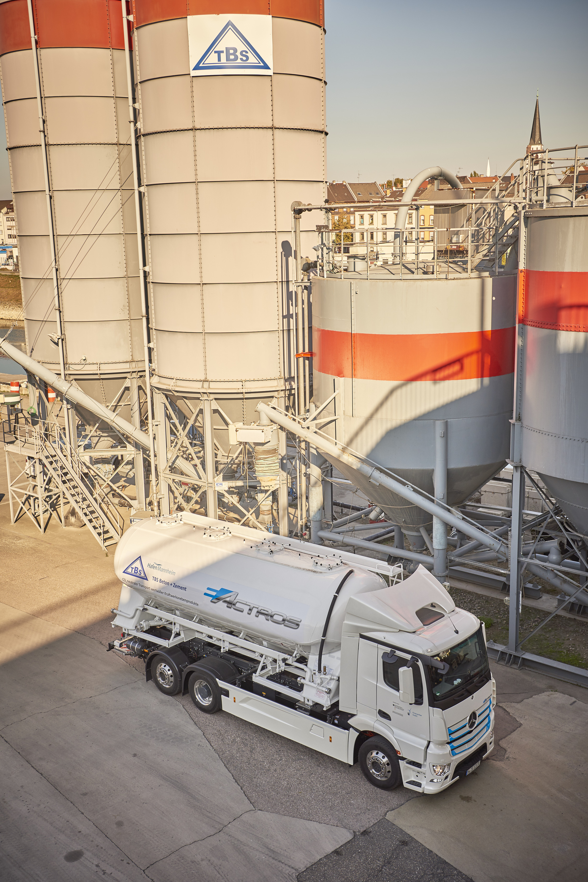 Praxistest des eActros startet in Mannheim: Mercedes-Benz Trucks übergibt Elektro-Lkw an TBS. Die Reichweite des eActros beträgt bis zu 200 km. Die Energie kommt aus Lithium-Ionen-Batterien mit 240 kWh. Sie lassen sich in Abhängigkeit der verfügbaren Ladeleistung innerhalb von zwei bis elf Stunden vollständig aufladen (bei 150 bzw. 20 kW). Praxistest des eActros startet in Mannheim: Mercedes-Benz Trucks übergibt Elektro-Lkw an TBS