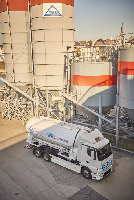 Praxistest des eActros startet in Mannheim: Mercedes-Benz Trucks übergibt Elektro-Lkw an TBS