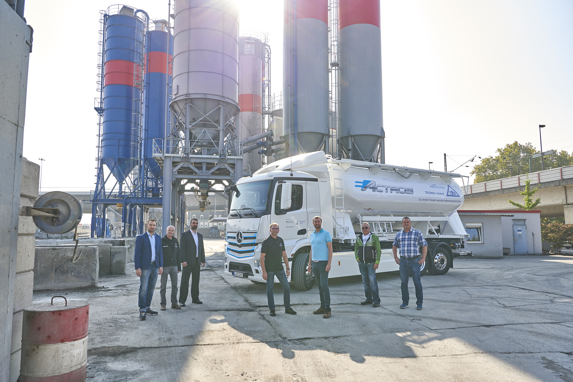Praxistest des eActros startet in Mannheim: Mercedes-Benz Trucks übergibt Elektro-Lkw an TBS. Von links nach rechts: Kai Dauenhauer, Werksleiter Vertrieb, TBS Transportbeton, Claus Grimm, Vorentwicklung eActros, Daimler AG, Steffen Maier, Leiter Kundenfahrerprobung, Daimler AG, Günther Schieder, Fahrzeugbetreuer eActros, Daimler AG, Joachim Gilles, Geschäftsführer, TBS Transportbeton, Stephan Werner, Fahrer eActros, TBS Transportbeton, und Volker Beer, Werkleiter Technik, TBS Transportbeton Praxistest des eActros startet in Mannheim: Mercedes-Benz Trucks übergibt Elektro-Lkw an TBS