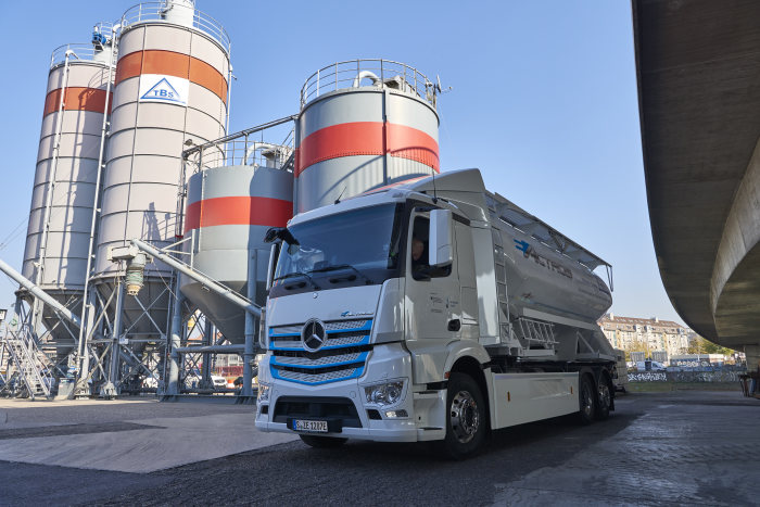 Praxistest des eActros startet in Mannheim: Mercedes-Benz Trucks übergibt Elektro-Lkw an TBS