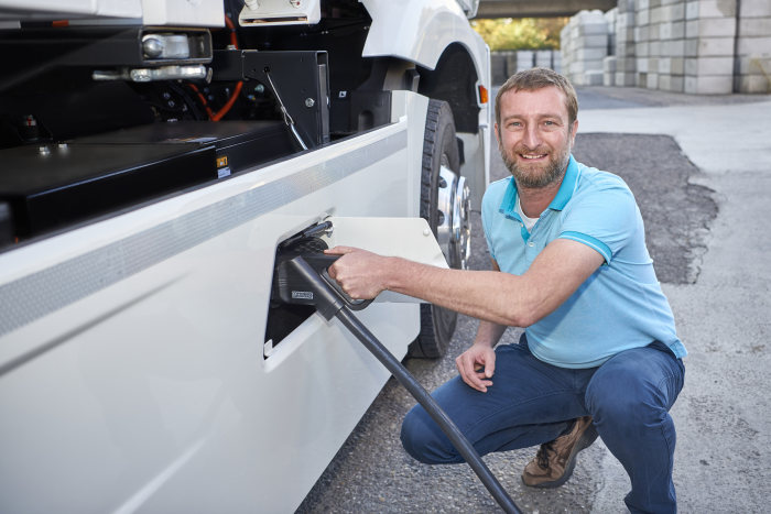 Praxistest des eActros startet in Mannheim: Mercedes-Benz Trucks übergibt Elektro-Lkw an TBS
