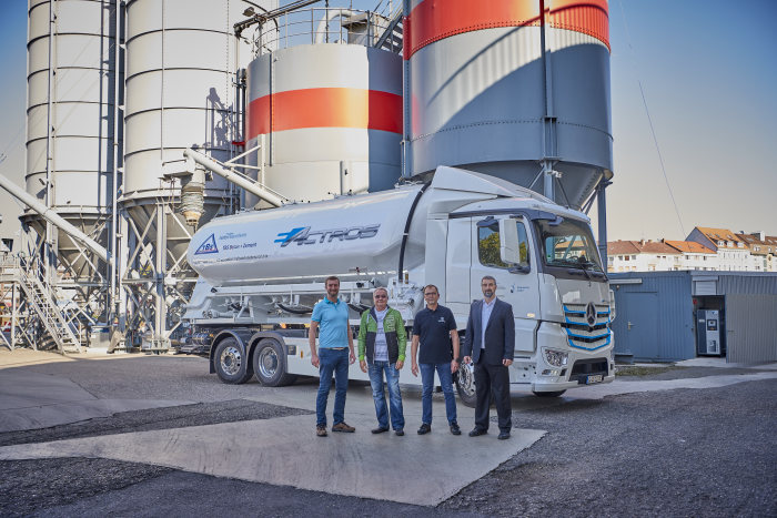 Praxistest des eActros startet in Mannheim: Mercedes-Benz Trucks übergibt Elektro-Lkw an TBS