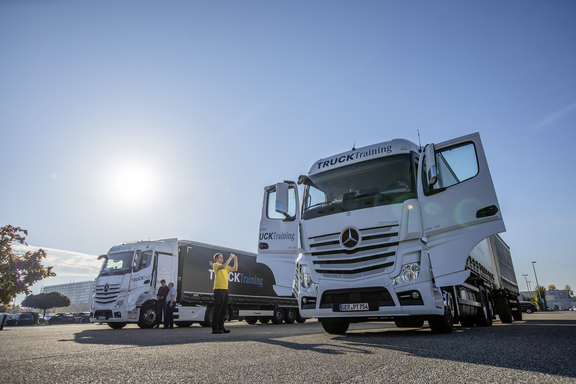 Die siebensitzigen Schulungsfahrzeuge Mercedes-Benz Actros des TruckTraining stehen für die Messfahrten der Nachwuchsfahrer vom BEST-BKF-Wettbewerb bereit. BEST-BKF – Gewinnertag im Mercedes-Benz Lkw-Werk Wörth: Die junge Trucker-Generation übernimmt das Steuerrad