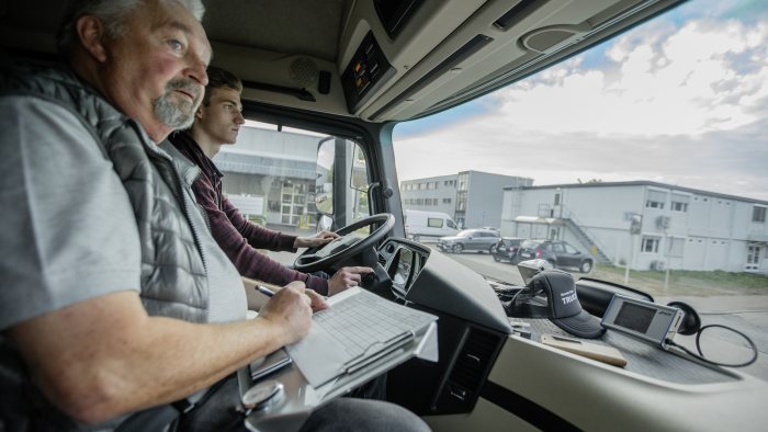 BEST-BKF – Gewinnertag im Mercedes-Benz Lkw-Werk Wörth: Die junge Trucker-Generation übernimmt das Steuerrad
