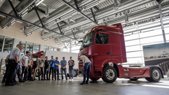 BEST-BKF – Gewinnertag im Mercedes-Benz Lkw-Werk Wörth: Die junge Trucker-Generation übernimmt das Steuerrad
