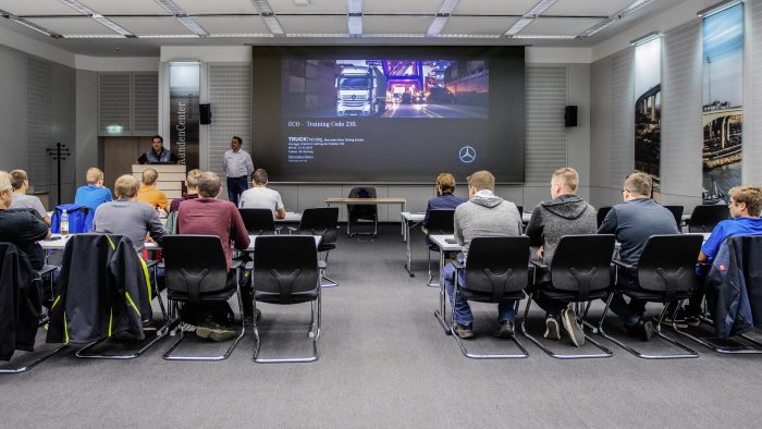 BEST-BKF – Gewinnertag im Mercedes-Benz Lkw-Werk Wörth: Die junge Trucker-Generation übernimmt das Steuerrad