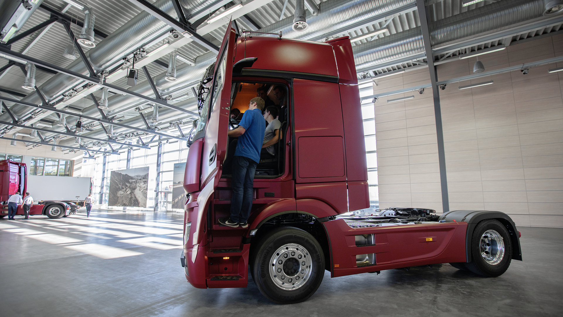 Der frisch von der IAA in Wörth eingetroffene neue Actros begeistert die digital aufgewachsenen künftigen Berufskraftfahrer. Sie informieren sich über den ersten Serien-Lkw mit MirrorCam statt Außenspiegeln und über das HMI (Human Machine Interface), das neue Multimedia-Cockpit mit zwei Monitoren. BEST-BKF – Gewinnertag im Mercedes-Benz Lkw-Werk Wörth: Die junge Trucker-Generation übernimmt das Steuerrad