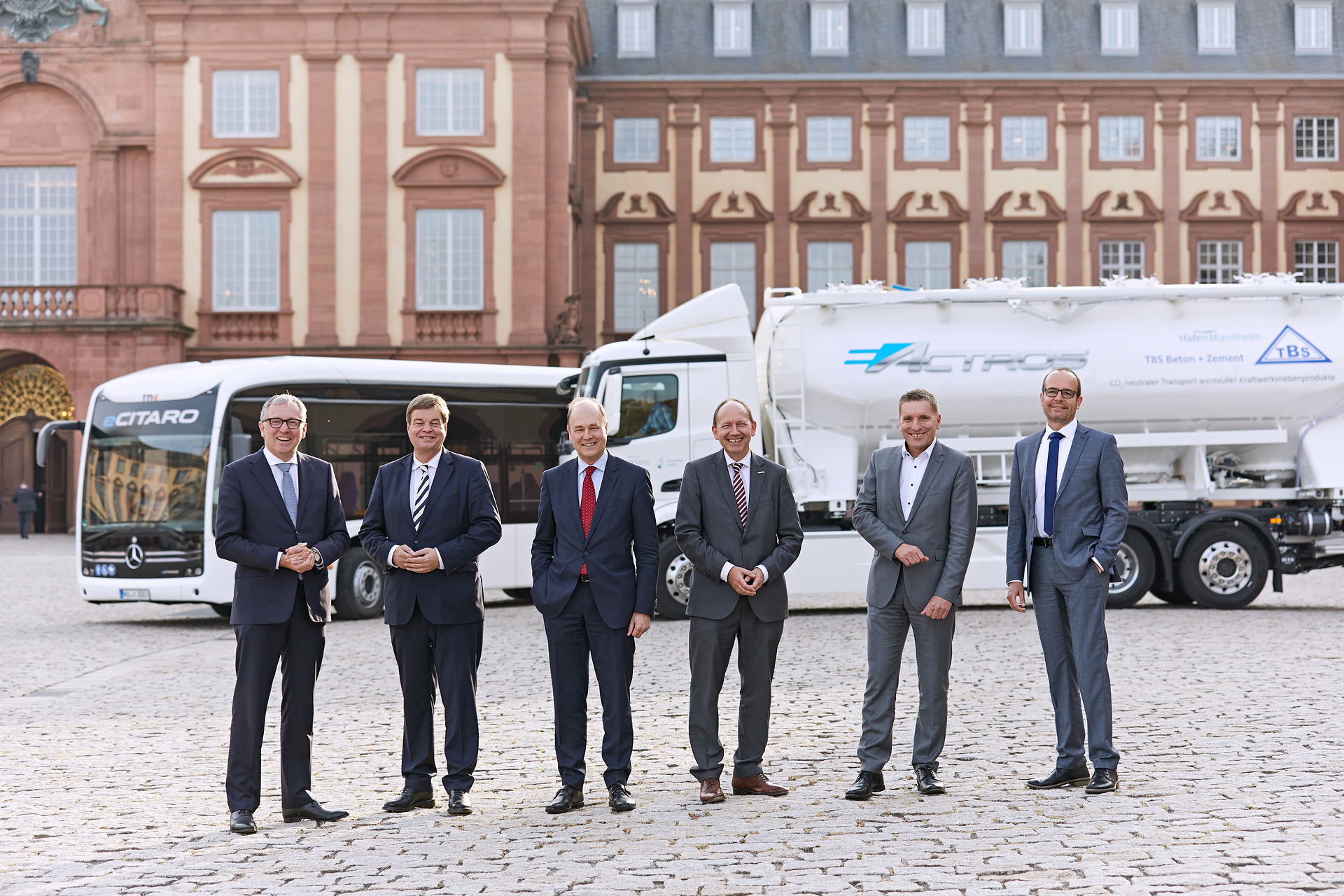 Hochrangige EU-Politiker informieren sich aus erster Hand über den Mercedes-Benz eActros und den eCitaro in Mannheim am Rande eines Kongresses des Bundesministeriums für Verkehr und digitale Infrastruktur. Auf dem Bild (von links nach rechts): Dr. Peter Kurz, Oberbürgermeister der Stadt Mannheim, Enak Ferlemann, Parlamentarischer Staatssekretär beim Bundesminister für Verkehr und digitale Infrastruktur, Willem van de Voorde, Botschafter des Königreichs Belgien in Deutschland, Christian Specht, Erster Bürgermeister der Stadt Mannheim, Martin in der Beek, Technischer Geschäftsführer der Rhein-Neckar-Verkehr GmbH, sowie Christian Volz, Kaufmännischer Geschäftsführer der Rhein-Neckar-Verkehr GmbH Elektrisch - praktisch - gut: eActros und eCitaro treffen auf EU-Politik