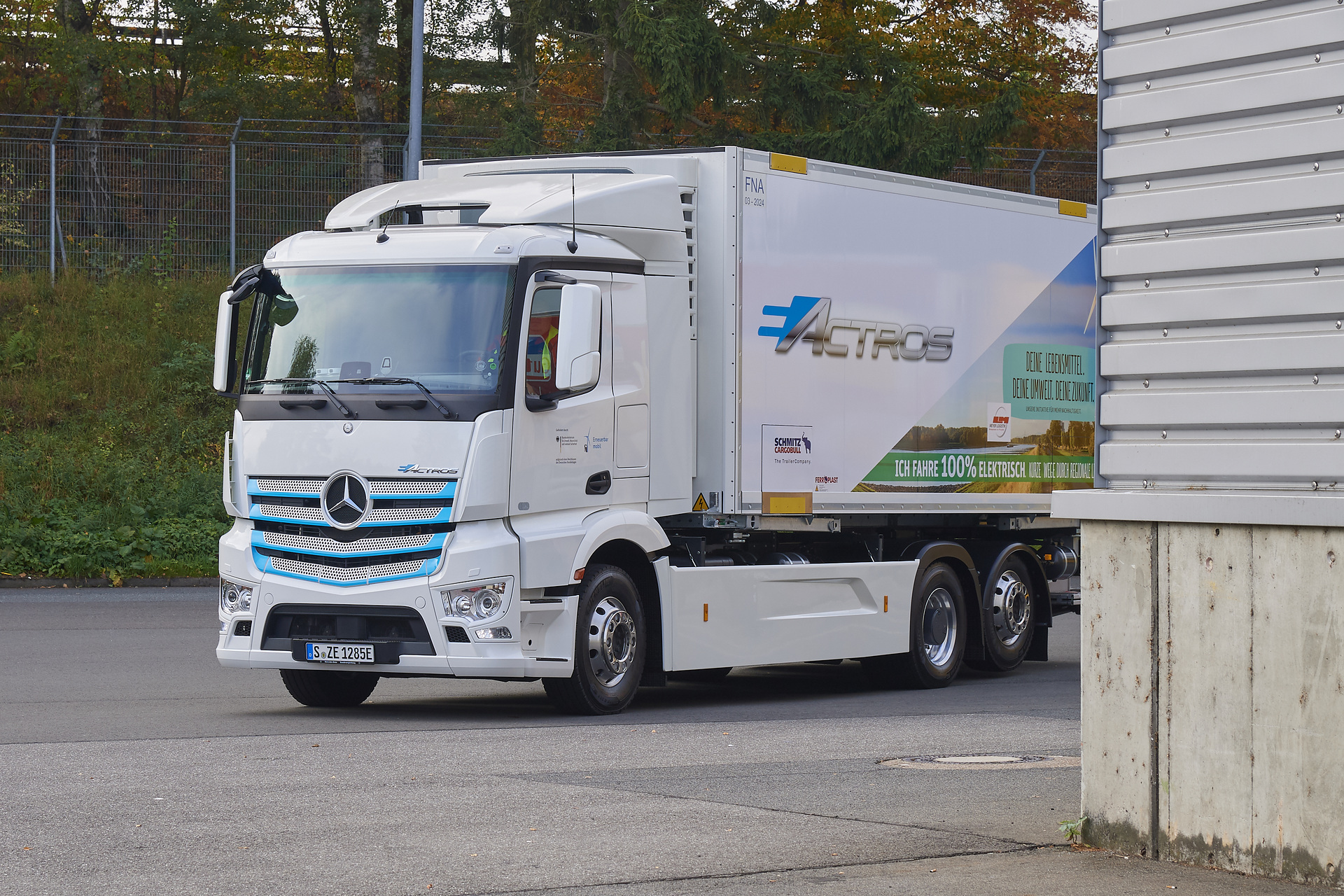 Vollelektrischer Mercedes-Benz Lkw für den schweren Verteilerverkehr: Hamburger Supermärkte werden ab jetzt elektrisch beliefert: Mercedes-Benz Trucks übergibt eActros an Meyer-Logistik
