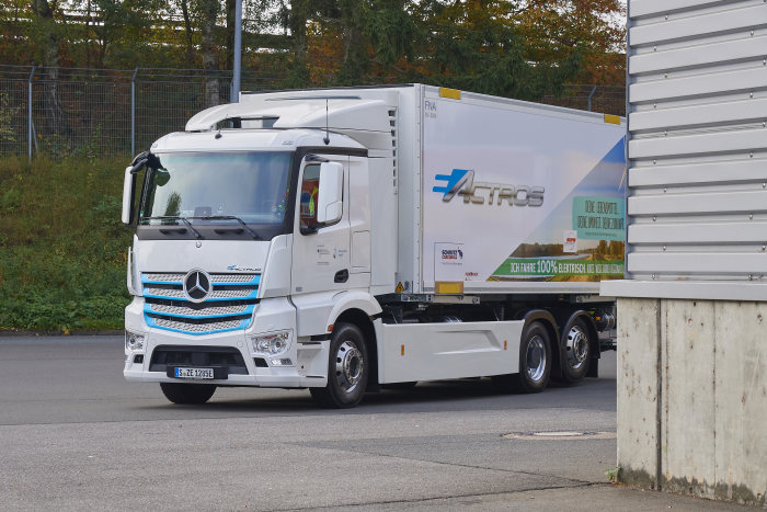 Vollelektrischer Mercedes-Benz Lkw für den schweren Verteilerverkehr: Hamburger Supermärkte werden ab jetzt elektrisch beliefert: Mercedes-Benz Trucks übergibt eActros an Meyer-Logistik