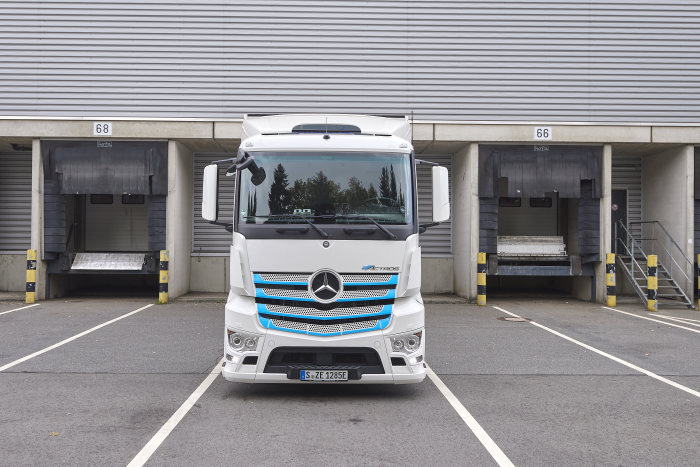 Vollelektrischer Mercedes-Benz Lkw für den schweren Verteilerverkehr: Hamburger Supermärkte werden ab jetzt elektrisch beliefert: Mercedes-Benz Trucks übergibt eActros an Meyer-Logistik