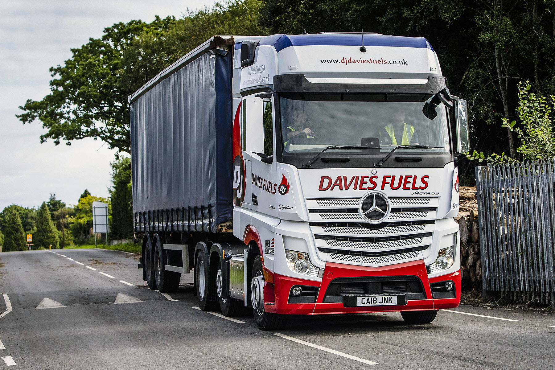 Die neue Actros Zugmaschine unterstützt das Familienunternehmen DJ Davies Fuels im Liefergeschäft Ob Schwer- oder Leichtgewicht: Ein Truck für alle Fälle