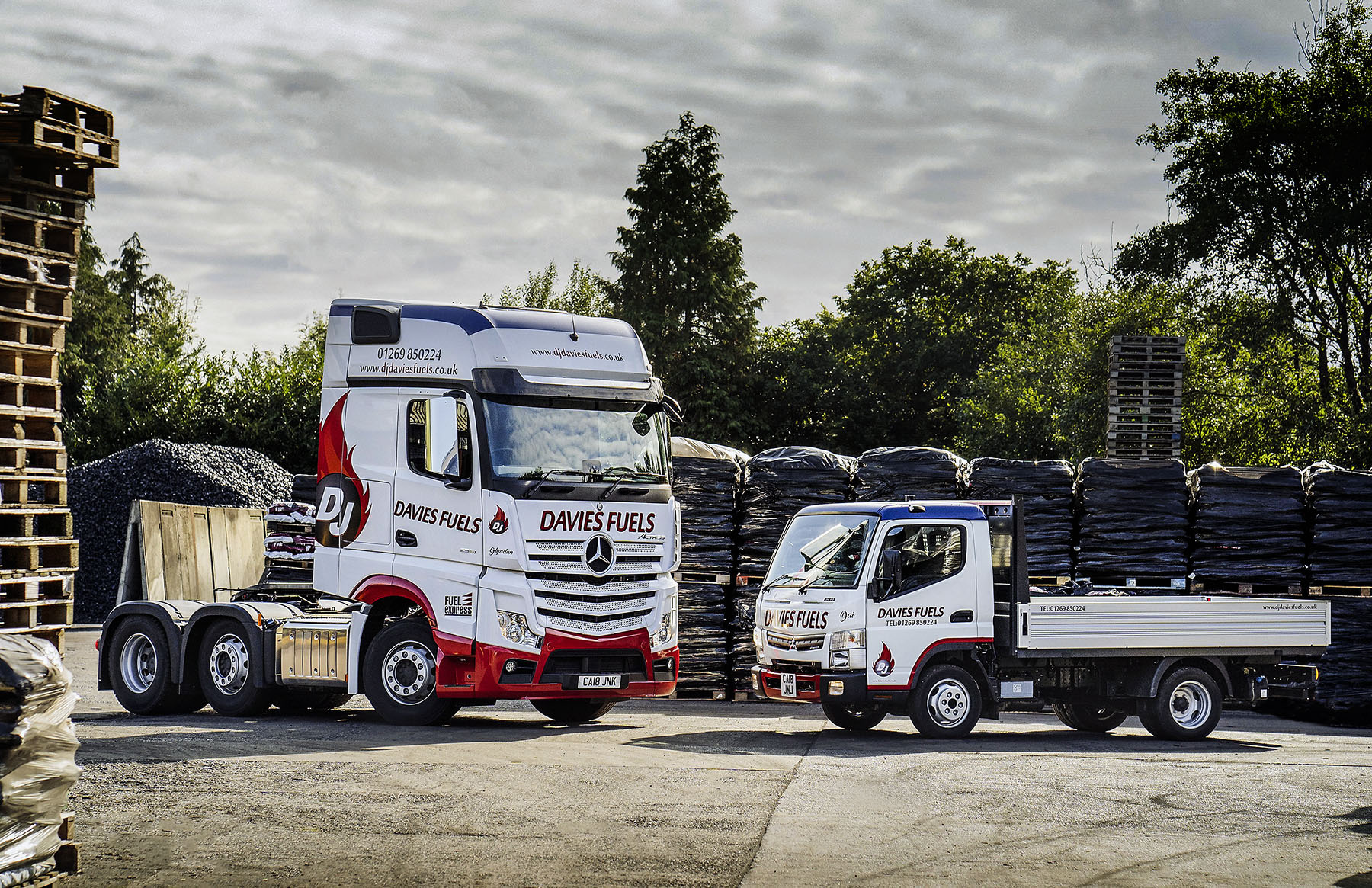 Der Mercedes-Benz Actros und der FUSO Canter unterstützen DJ Davies Fuels nach einer Expansion des Geschäfts beim Lieferbetrieb Ob Schwer- oder Leichtgewicht: Ein Truck für alle Fälle