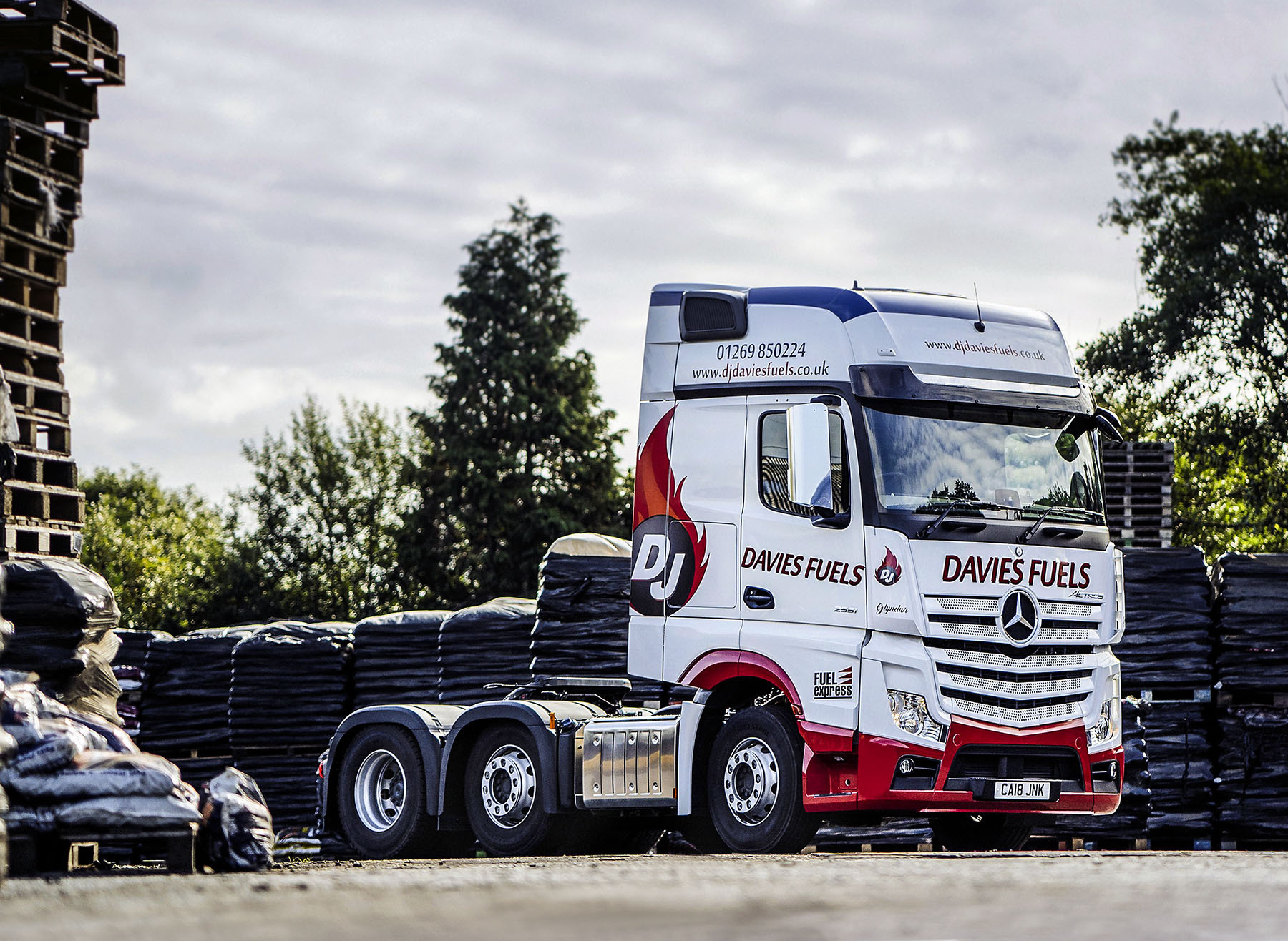 Die neue Actros Zugmaschine unterstützt das Familienunternehmen DJ Davies Fuels im Liefergeschäft Ob Schwer- oder Leichtgewicht: Ein Truck für alle Fälle