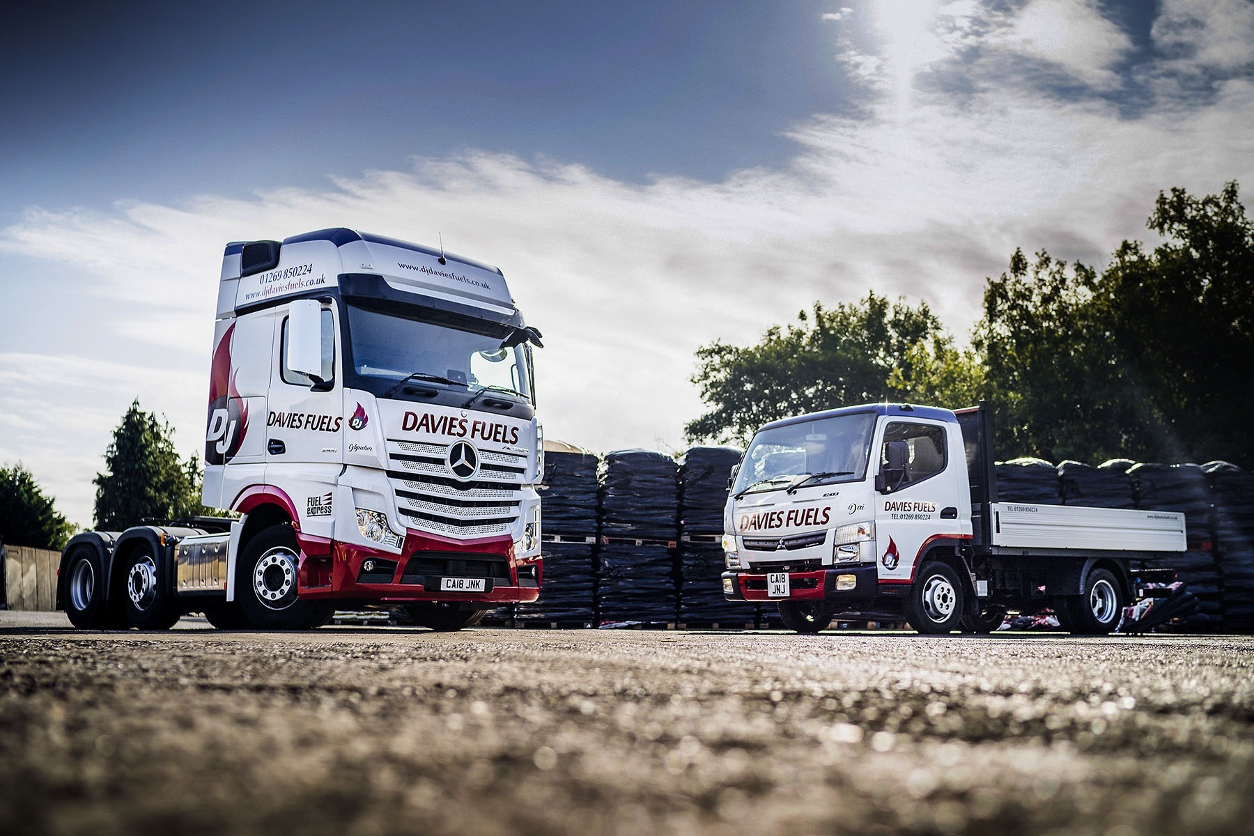 Der Mercedes-Benz Actros und der FUSO Canter unterstützen DJ Davies Fuels nach einer Expansion des Geschäfts beim Lieferbetrieb Ob Schwer- oder Leichtgewicht: Ein Truck für alle Fälle
