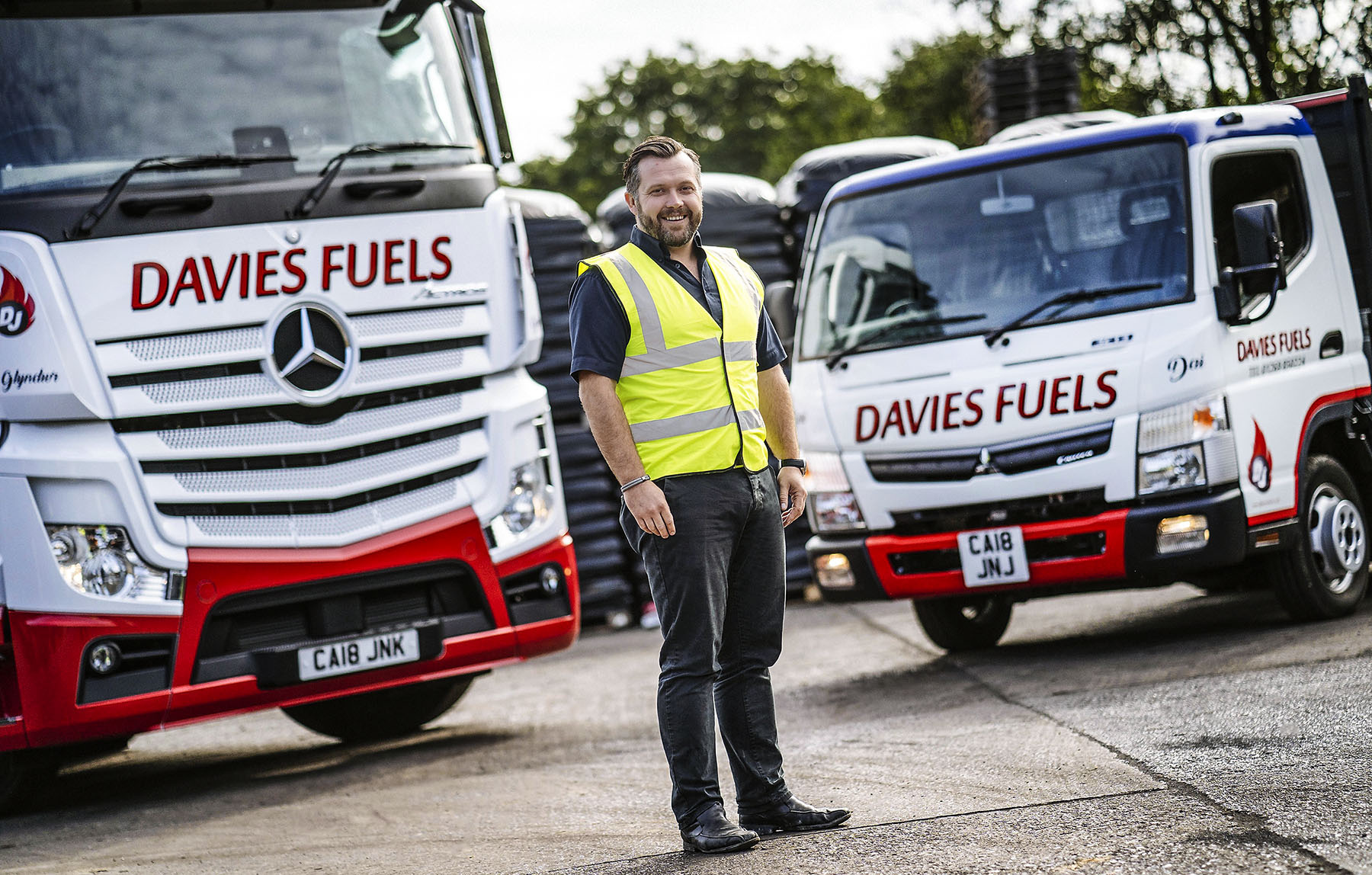 Der Mercedes-Benz Actros und der FUSO Canter unterstützen DJ Davies Fuels nach einer Expansion des Geschäfts beim Lieferbetrieb. Im Bild zu sehen ist der Geschäftsführer Jonathan Davies Ob Schwer- oder Leichtgewicht: Ein Truck für alle Fälle