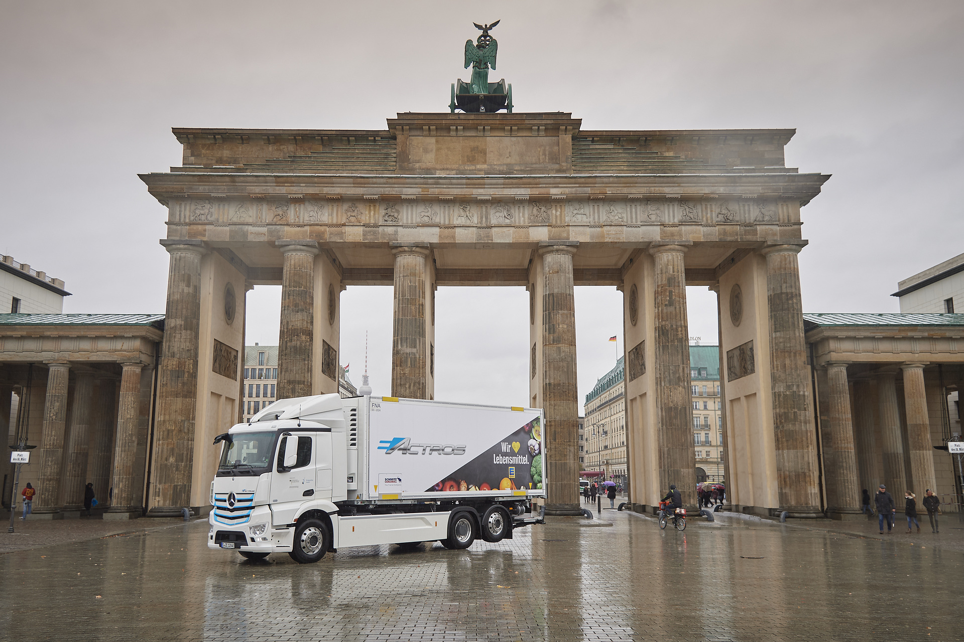 Vollelektrische Versorgung von Supermärkten in Berlin: EDEKA startet Praxistest des Mercedes-Benz eActros Mercedes-Benz Lkw für den schweren Verteilerverkehr: Vollelektrische Versorgung von Supermärkten in Berlin: EDEKA startet Praxistest des Mercedes-Benz eActros