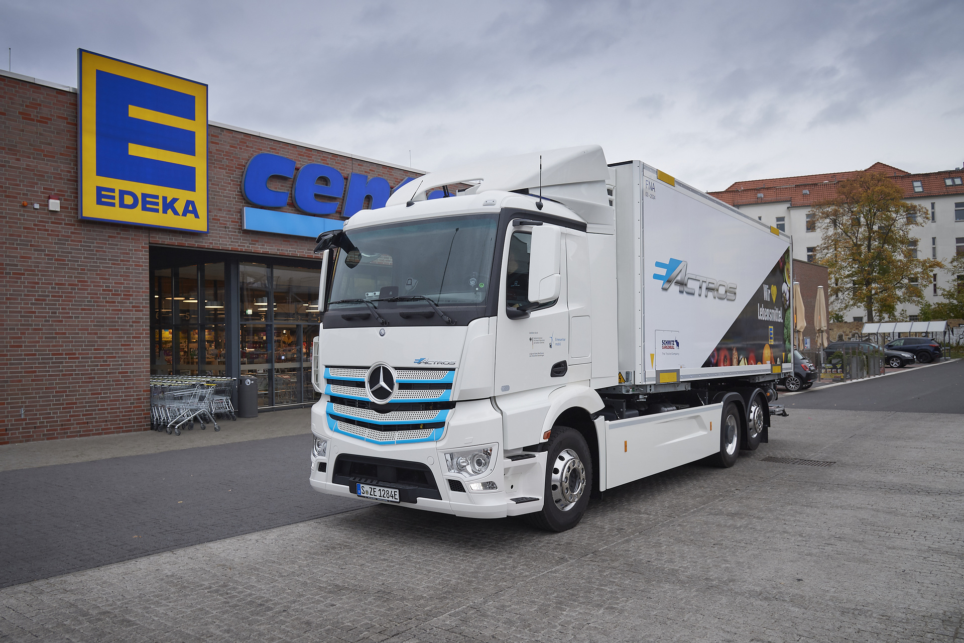 Vollelektrische Versorgung von Supermärkten in Berlin: EDEKA startet Praxistest des Mercedes-Benz eActros Mercedes-Benz Lkw für den schweren Verteilerverkehr: Vollelektrische Versorgung von Supermärkten in Berlin: EDEKA startet Praxistest des Mercedes-Benz eActros