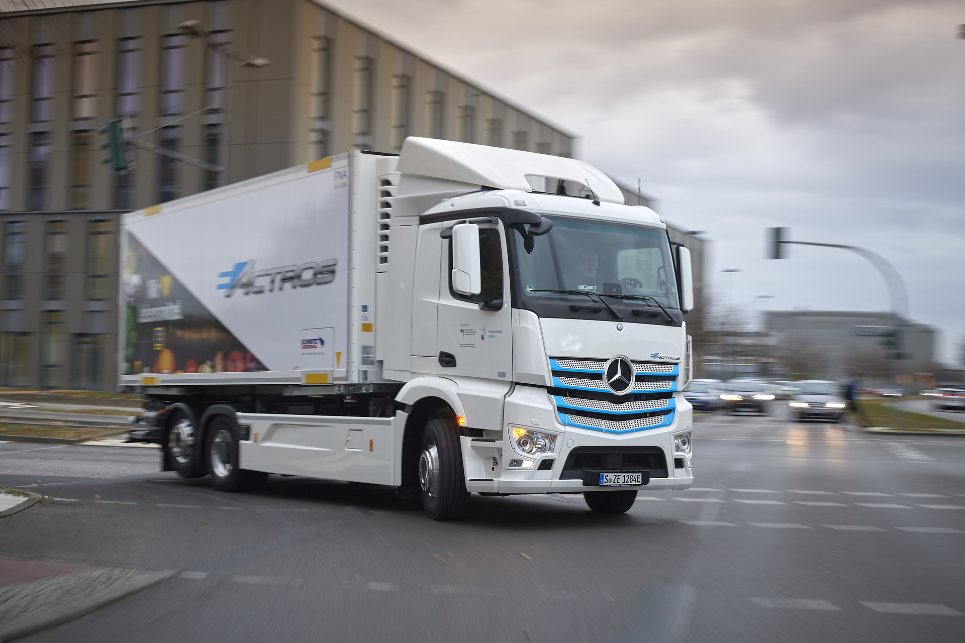 Vollelektrische Versorgung von Supermärkten in Berlin: EDEKA startet Praxistest des Mercedes-Benz eActros Mercedes-Benz Lkw für den schweren Verteilerverkehr: Vollelektrische Versorgung von Supermärkten in Berlin: EDEKA startet Praxistest des Mercedes-Benz eActros
