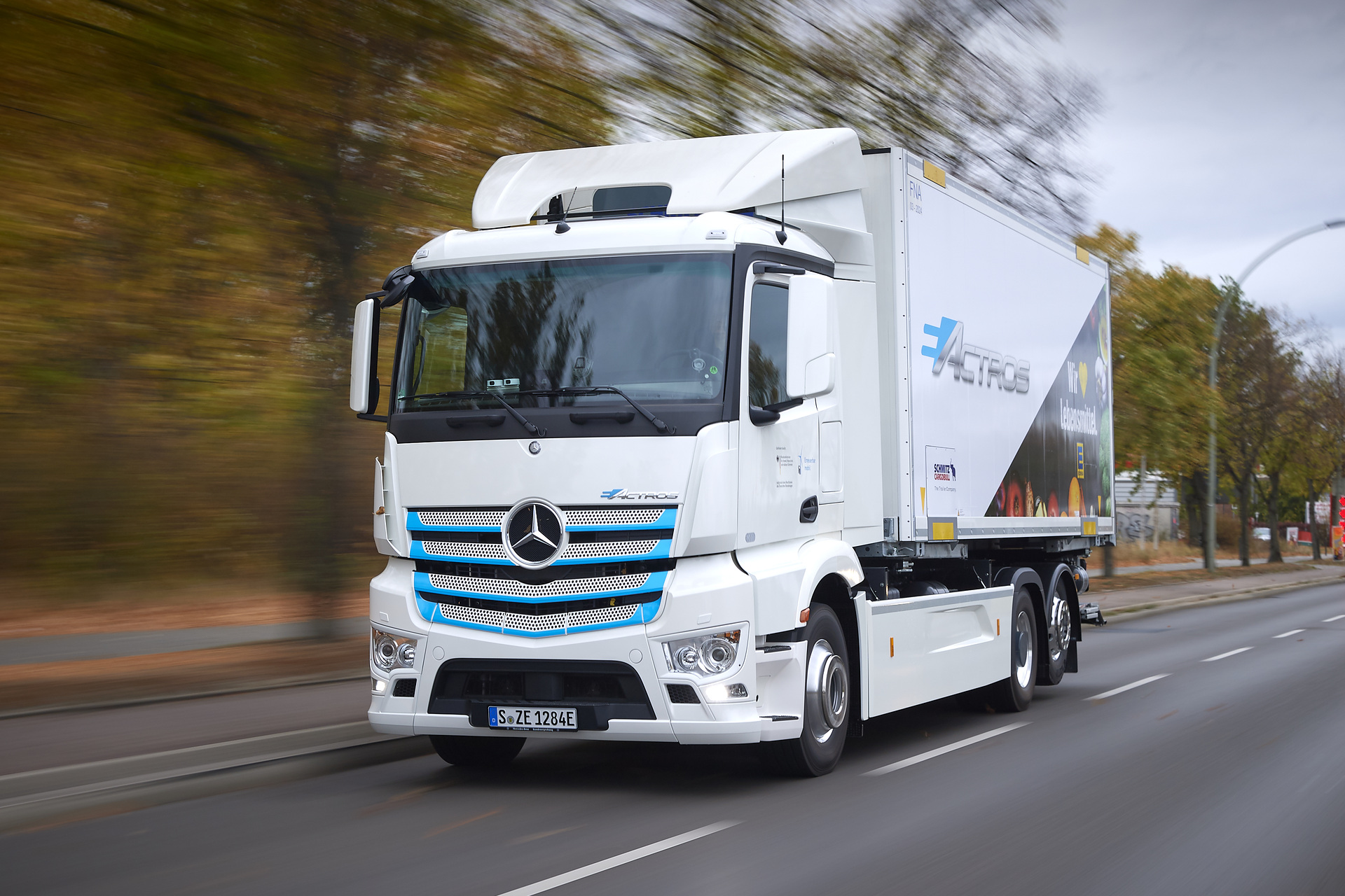 Vollelektrische Versorgung von Supermärkten in Berlin: EDEKA startet Praxistest des Mercedes-Benz eActros Mercedes-Benz Lkw für den schweren Verteilerverkehr: Vollelektrische Versorgung von Supermärkten in Berlin: EDEKA startet Praxistest des Mercedes-Benz eActros