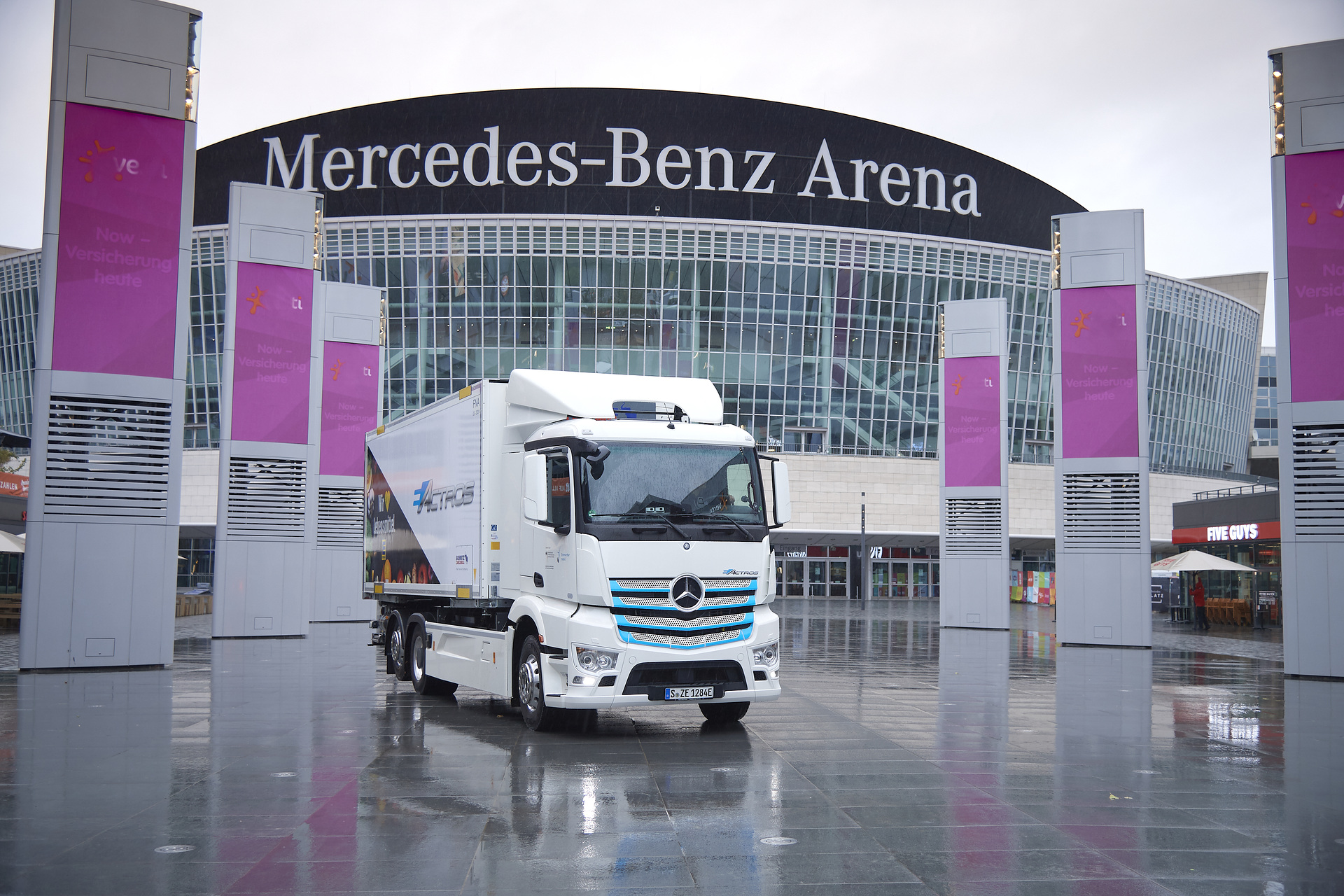 Vollelektrische Versorgung von Supermärkten in Berlin: EDEKA startet Praxistest des Mercedes-Benz eActros Mercedes-Benz Lkw für den schweren Verteilerverkehr: Vollelektrische Versorgung von Supermärkten in Berlin: EDEKA startet Praxistest des Mercedes-Benz eActros