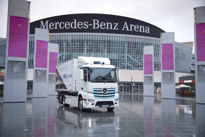 Mercedes-Benz Lkw für den schweren Verteilerverkehr: Vollelektrische Versorgung von Supermärkten in Berlin: EDEKA startet Praxistest des Mercedes-Benz eActros