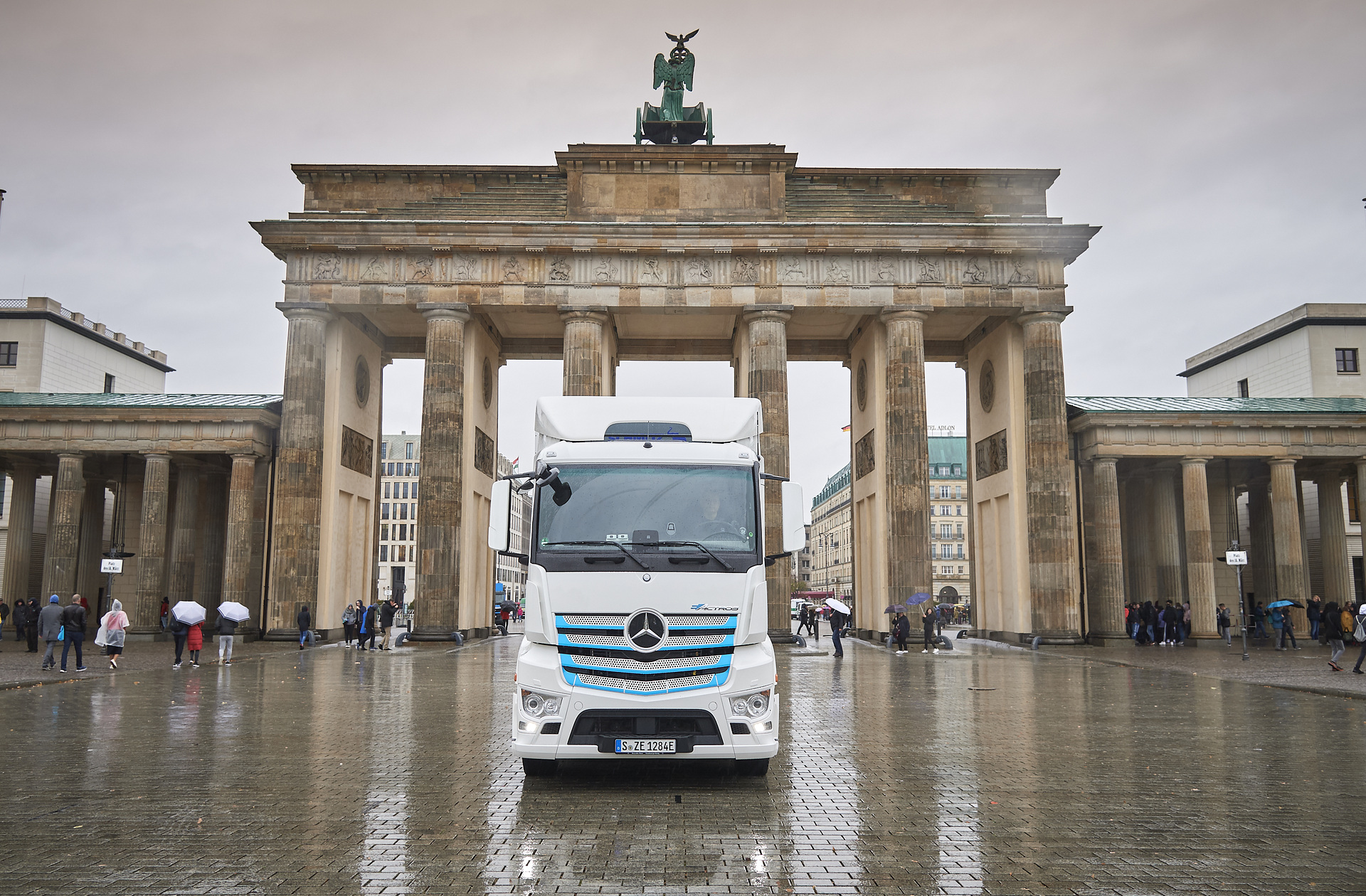 Vollelektrische Versorgung von Supermärkten in Berlin: EDEKA startet Praxistest des Mercedes-Benz eActros Mercedes-Benz Lkw für den schweren Verteilerverkehr: Vollelektrische Versorgung von Supermärkten in Berlin: EDEKA startet Praxistest des Mercedes-Benz eActros