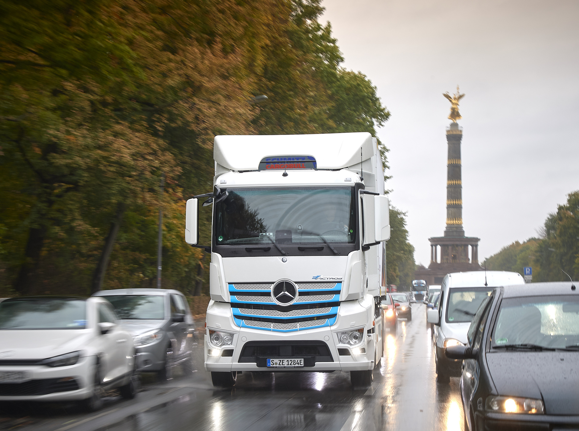 Vollelektrische Versorgung von Supermärkten in Berlin: EDEKA startet Praxistest des Mercedes-Benz eActros Mercedes-Benz Lkw für den schweren Verteilerverkehr: Vollelektrische Versorgung von Supermärkten in Berlin: EDEKA startet Praxistest des Mercedes-Benz eActros