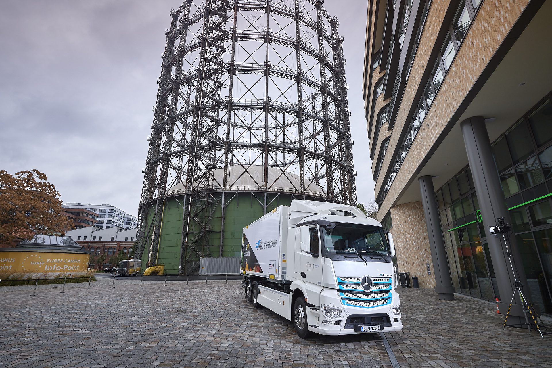 Vollelektrische Versorgung von Supermärkten in Berlin: EDEKA startet Praxistest des Mercedes-Benz eActros Mercedes-Benz Lkw für den schweren Verteilerverkehr: Vollelektrische Versorgung von Supermärkten in Berlin: EDEKA startet Praxistest des Mercedes-Benz eActros