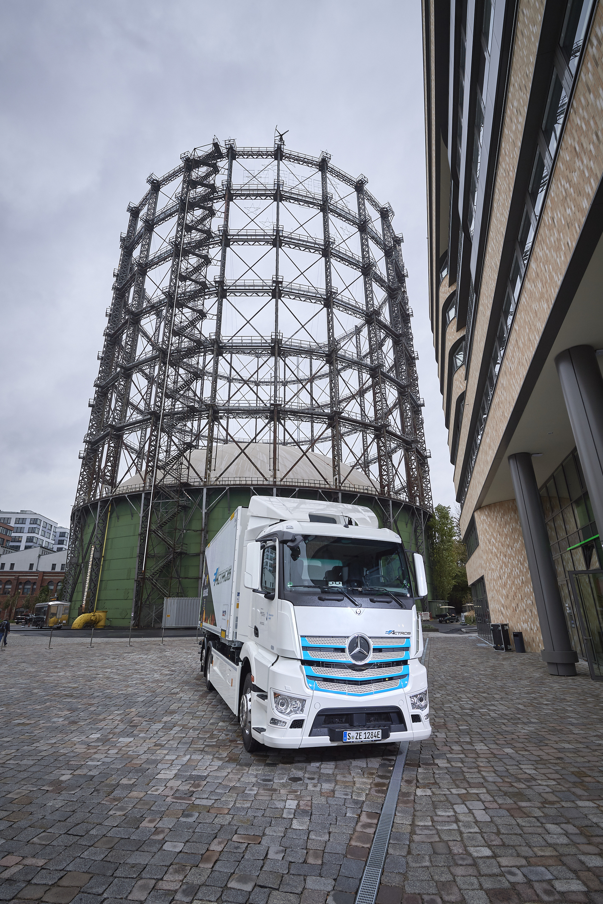 Vollelektrische Versorgung von Supermärkten in Berlin: EDEKA startet Praxistest des Mercedes-Benz eActros Mercedes-Benz Lkw für den schweren Verteilerverkehr: Vollelektrische Versorgung von Supermärkten in Berlin: EDEKA startet Praxistest des Mercedes-Benz eActros