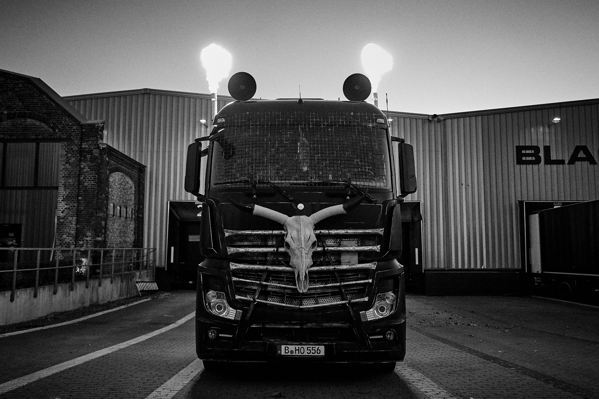 Die Berliner Band The BossHoss hat sich für die Promo-Tour ihres neuen Albums „Black is Beautiful“ adäquate Unterstützung geholt. Ein schwarzer Mercedes-Benz Actros 1845 LS dient als fahrbarer Rock ‚n‘ Roll-Saloon. Dafür wurde der Auflieger in eine authentische Western Bar umgebaut. Technische Daten: Mercedes-Benz Actros 1845 LS, SoloStar Concept, tiefschwarz, 330 kW (449 PS). Actros auf Tour: The BossHoss im Saloon-Truck quer durch Deutschland