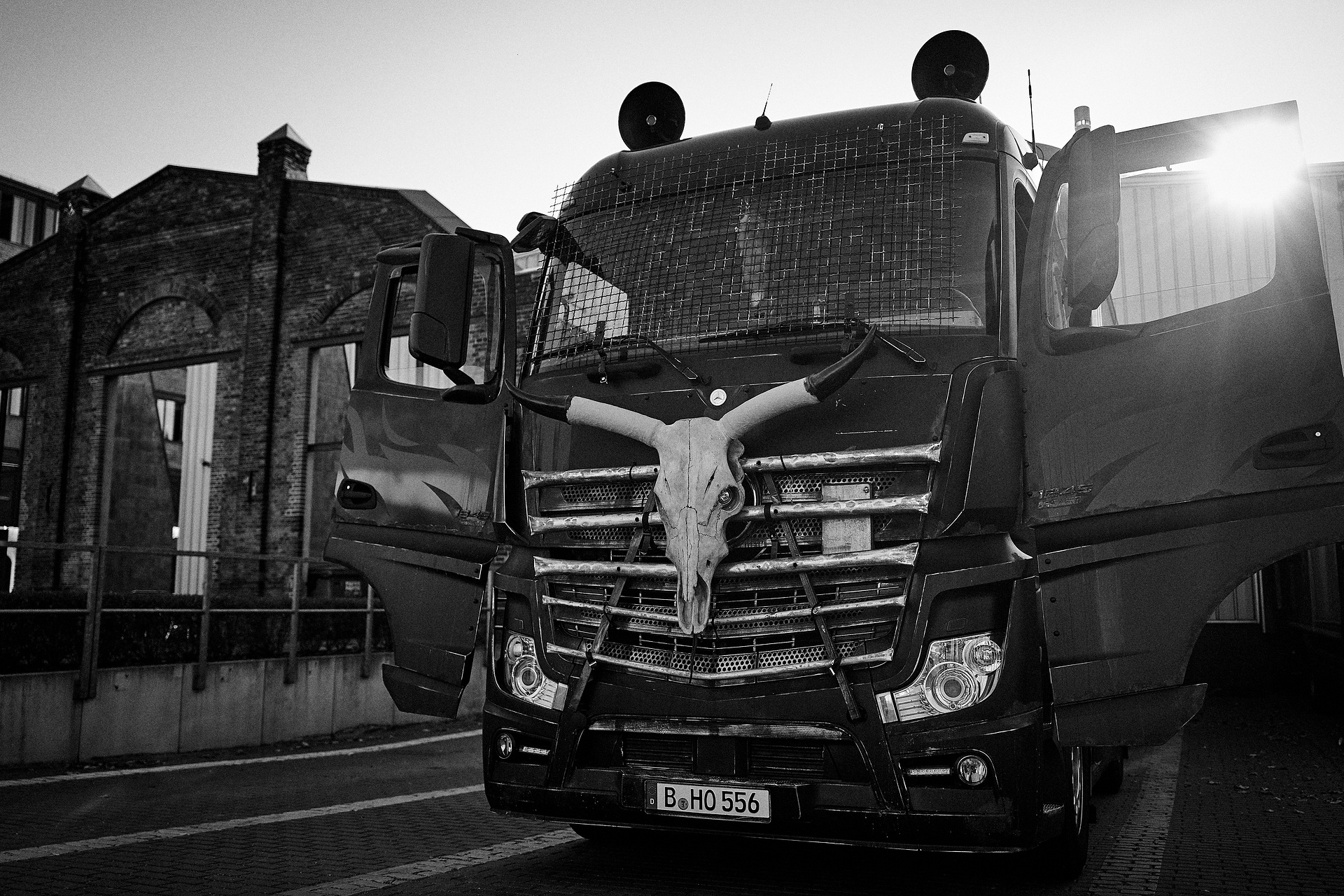 Die Berliner Band The BossHoss hat sich für die Promo-Tour ihres neuen Albums „Black is Beautiful“ adäquate Unterstützung geholt. Ein schwarzer Mercedes-Benz Actros 1845 LS dient als fahrbarer Rock ‚n‘ Roll-Saloon. Dafür wurde der Auflieger in eine authentische Western Bar umgebaut. Technische Daten: Mercedes-Benz Actros 1845 LS, SoloStar Concept, tiefschwarz, 330 kW (449 PS). Actros auf Tour: The BossHoss im Saloon-Truck quer durch Deutschland