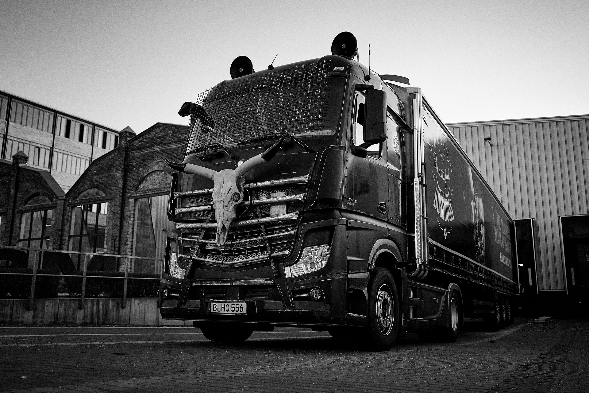 Die Berliner Band The BossHoss hat sich für die Promo-Tour ihres neuen Albums „Black is Beautiful“ adäquate Unterstützung geholt. Ein schwarzer Mercedes-Benz Actros 1845 LS dient als fahrbarer Rock ‚n‘ Roll-Saloon. Dafür wurde der Auflieger in eine authentische Western Bar umgebaut. Technische Daten: Mercedes-Benz Actros 1845 LS, SoloStar Concept, tiefschwarz, 330 kW (449 PS). Actros auf Tour: The BossHoss im Saloon-Truck quer durch Deutschland