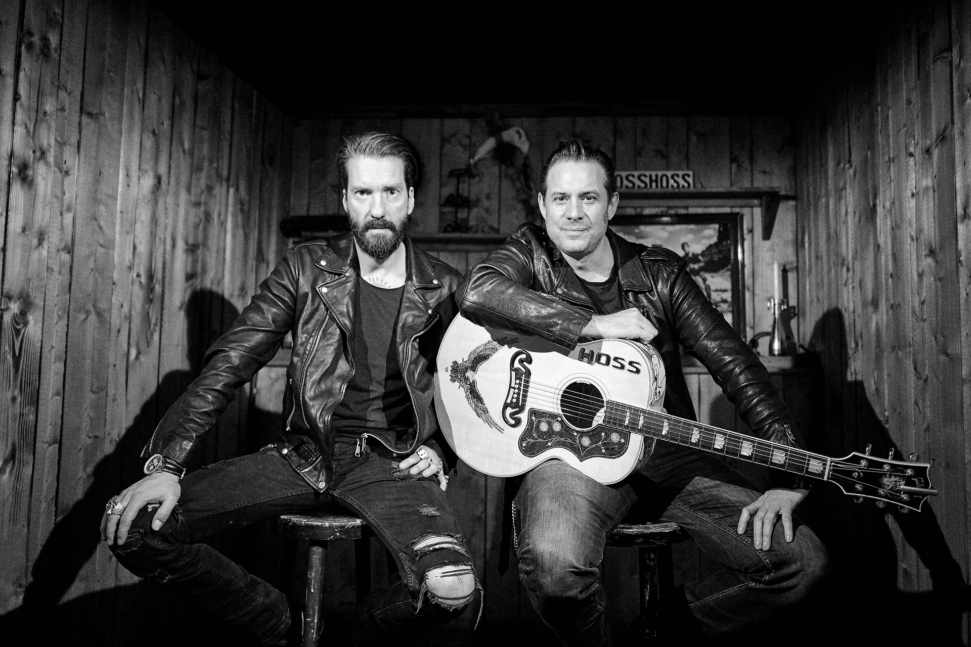 Die Berliner Band The BossHoss hat sich für die Promo-Tour ihres neuen Albums „Black is Beautiful“ adäquate Unterstützung geholt. Ein schwarzer Mercedes-Benz Actros 1845 LS dient als fahrbarer Rock ‚n‘ Roll-Saloon. Dafür wurde der Auflieger in eine authentische Western Bar umgebaut. Actros auf Tour: The BossHoss im Saloon-Truck quer durch Deutschland