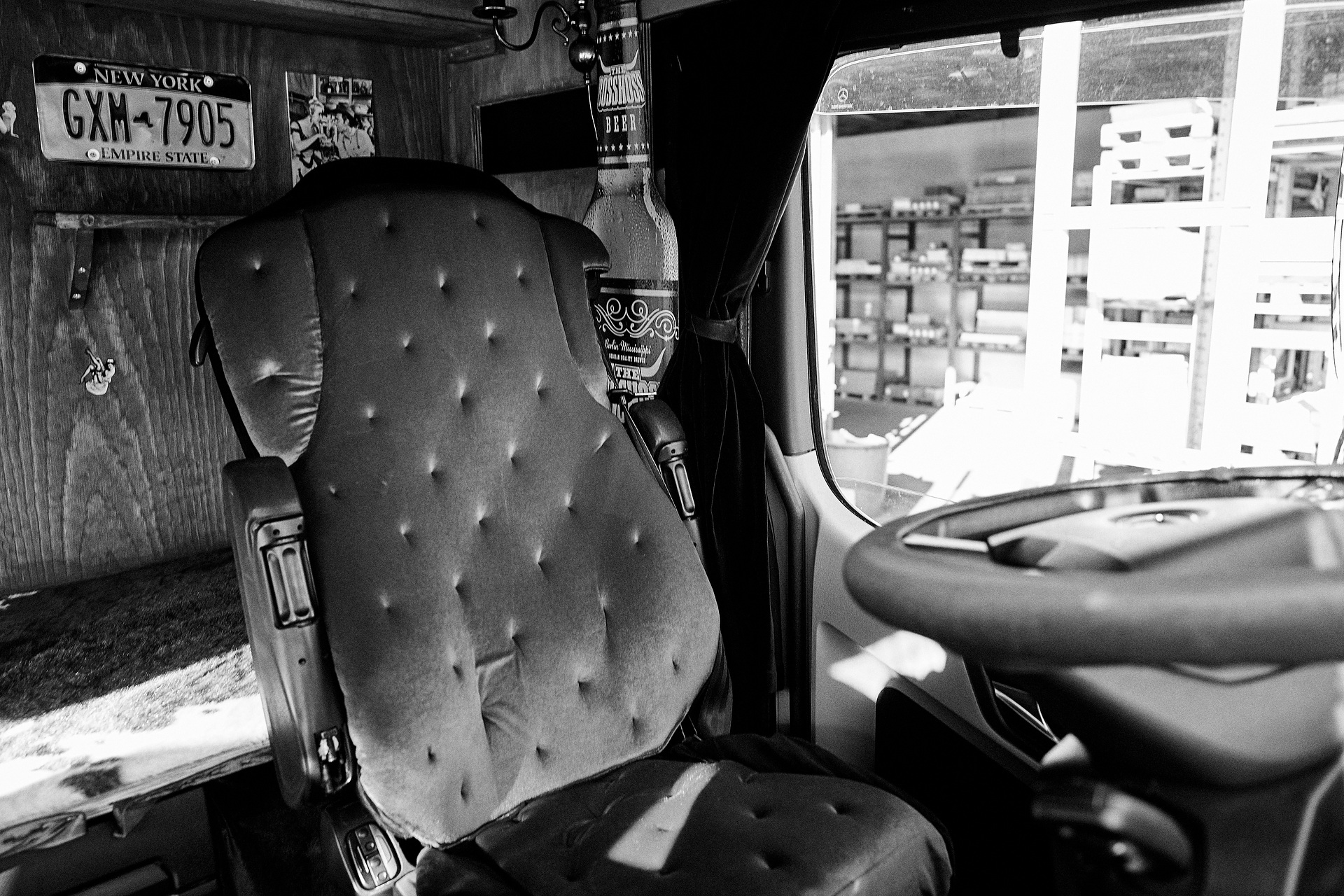 Die Berliner Band The BossHoss hat sich für die Promo-Tour ihres neuen Albums „Black is Beautiful“ adäquate Unterstützung geholt. Ein schwarzer Mercedes-Benz Actros 1845 LS dient als fahrbarer Rock ‚n‘ Roll-Saloon. Dafür wurde der Auflieger in eine authentische Western Bar umgebaut. Technische Daten: Mercedes-Benz Actros 1845 LS, SoloStar Concept, tiefschwarz, 330 kW (449 PS). Actros auf Tour: The BossHoss im Saloon-Truck quer durch Deutschland