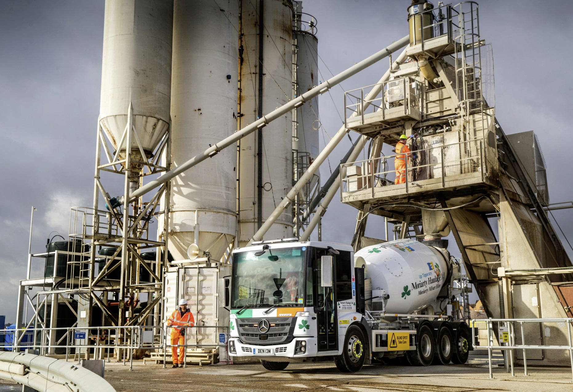 Essex-based Moriarty Haulage Moriarty Haulage recently bought 15 Mercedes-Benz Econic trucks for the transportation of concrete. When it comes to buying a construction truck that will operate in London, safety is a key purchasing criterion. Companies that take this into consideration are awarded a CLOCS-seal (Construction Logistics and Community Safety). Operating conditions in London: How the Econic is protecting pedestrians and cyclists in city traffic