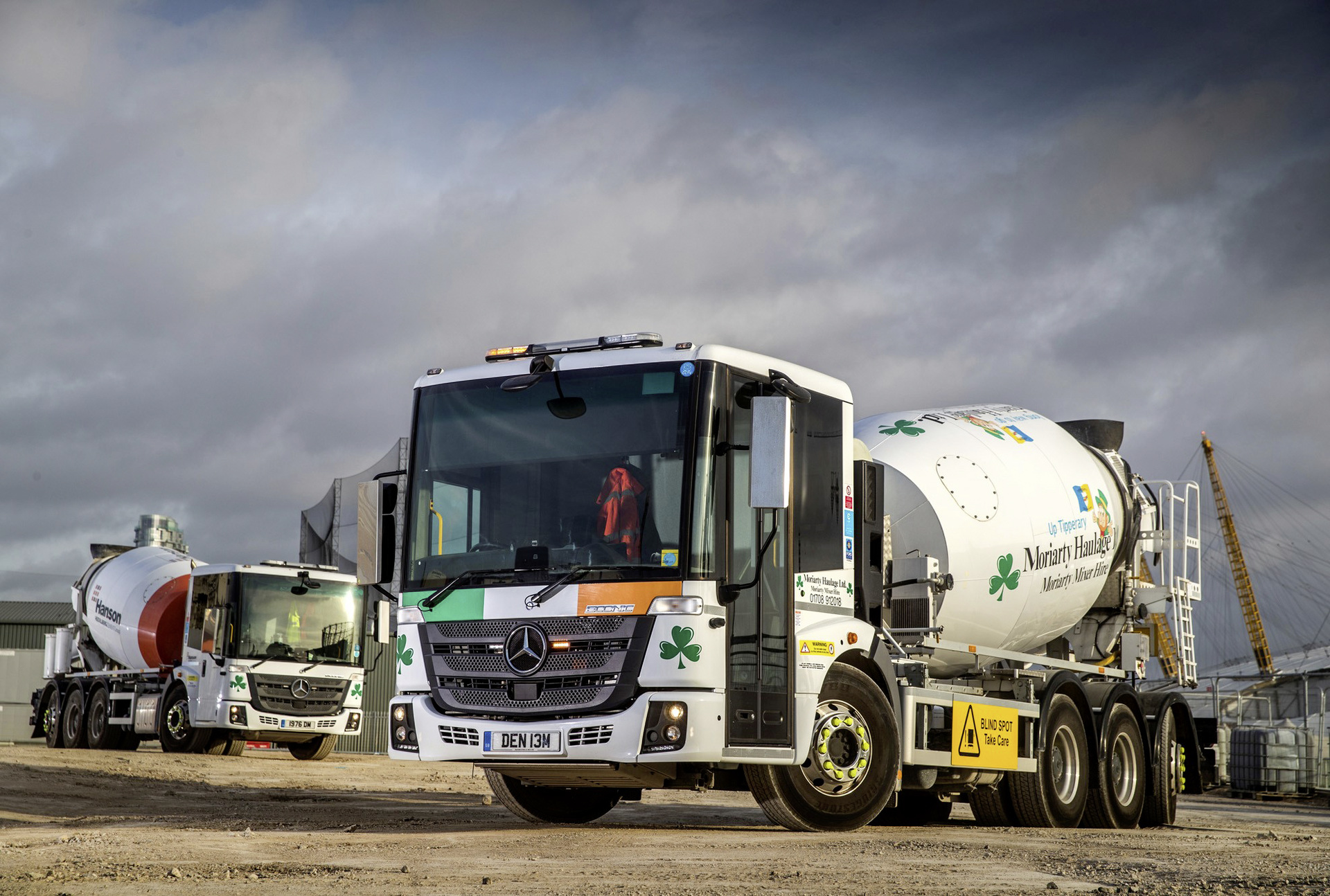 Essex-based Moriarty Haulage Moriarty Haulage recently bought 15 Mercedes-Benz Econic trucks for the transportation of concrete. When it comes to buying a construction truck that will operate in London, safety is a key purchasing criterion. Companies that take this into consideration are awarded a CLOCS-seal (Construction Logistics and Community Safety). Operating conditions in London: How the Econic is protecting pedestrians and cyclists in city traffic