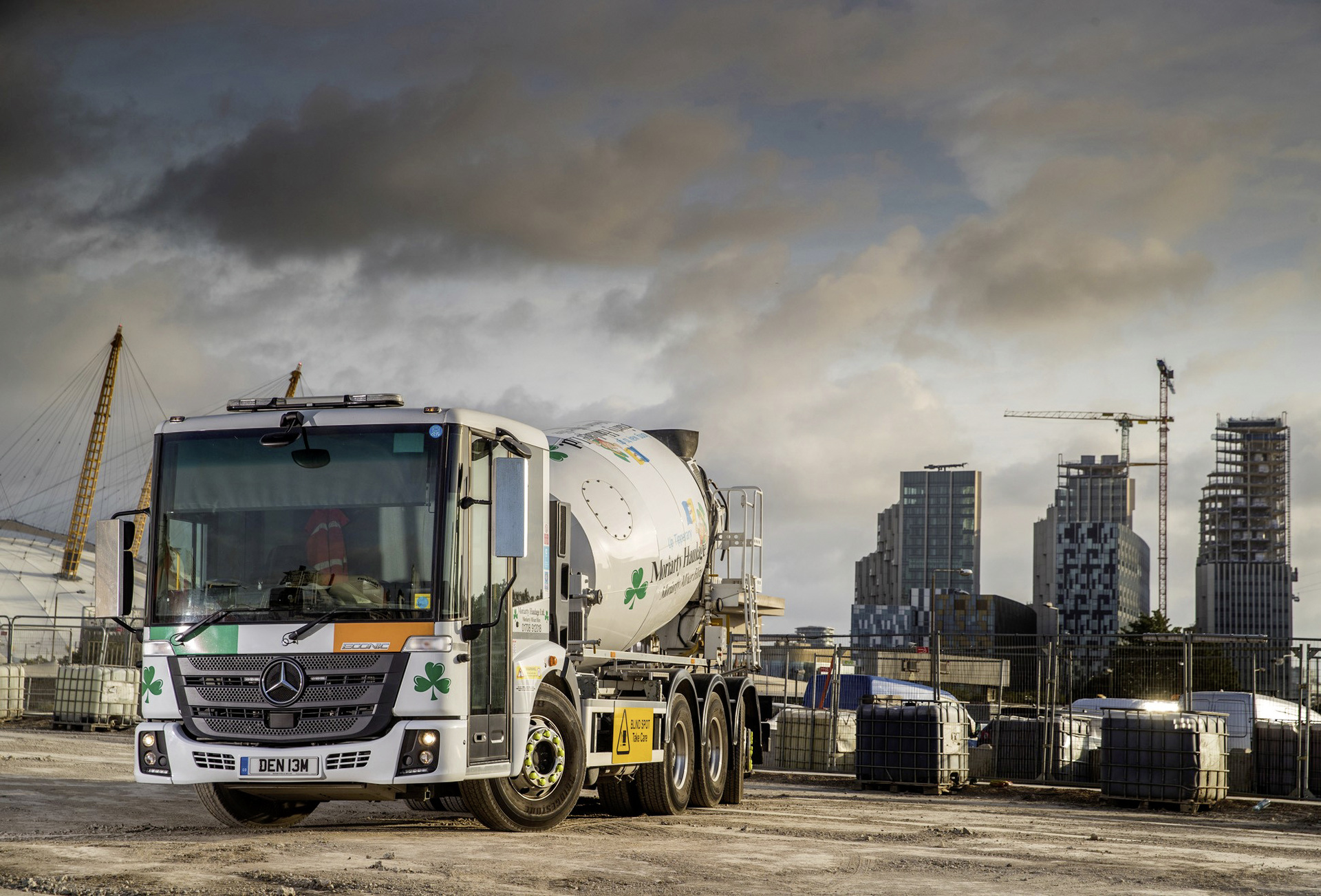 Essex-based Moriarty Haulage Moriarty Haulage recently bought 15 Mercedes-Benz Econic trucks for the transportation of concrete. When it comes to buying a construction truck that will operate in London, safety is a key purchasing criterion. Companies that take this into consideration are awarded a CLOCS-seal (Construction Logistics and Community Safety). Operating conditions in London: How the Econic is protecting pedestrians and cyclists in city traffic