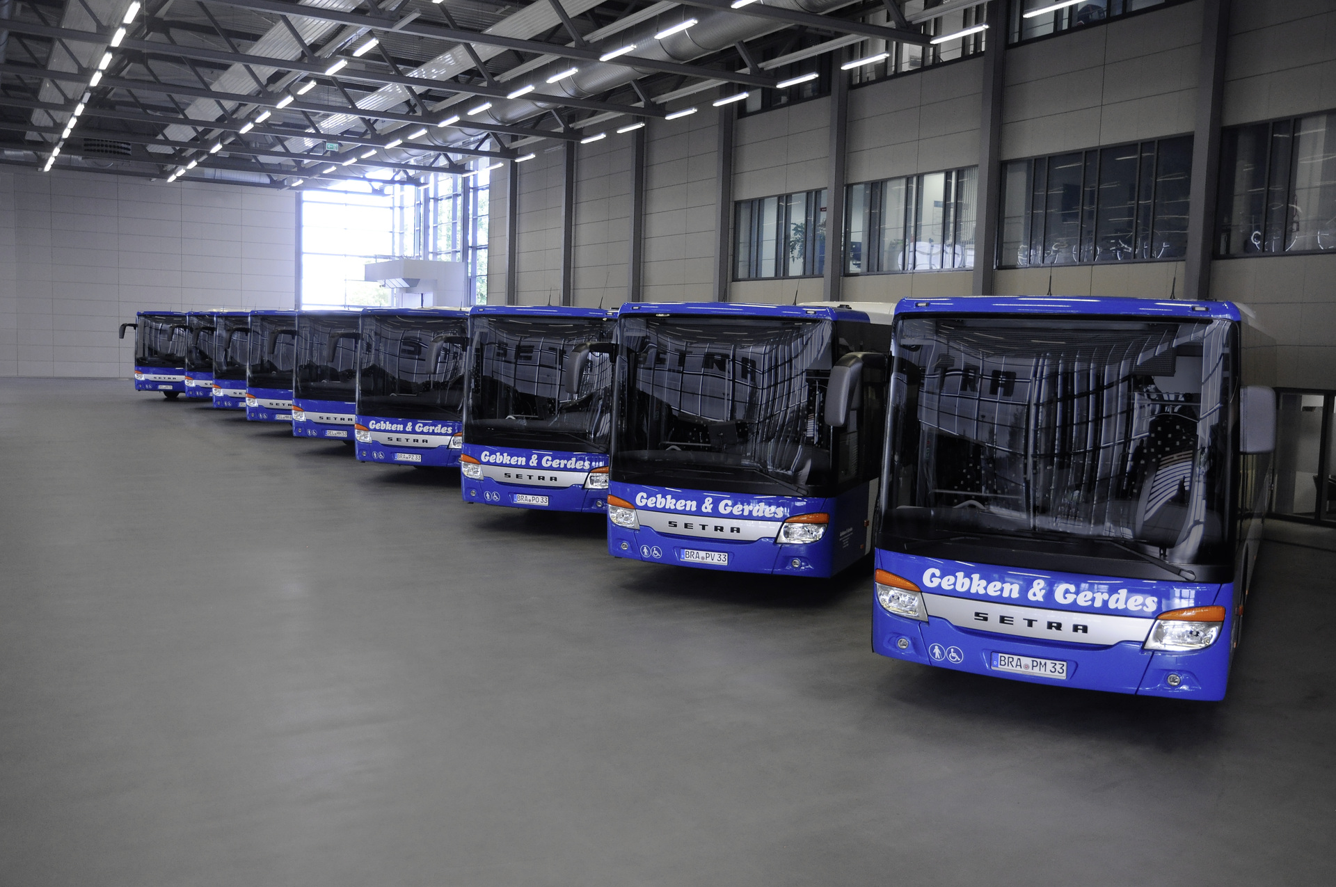 Zehn von insgesamt 23 Setra Low Entry Fahrzeugen für die Busunternehmen Gebken & Gerdes. 62 Setra Low Entry Busse für Linien-flotten vom Elsass bis Niedersachsen