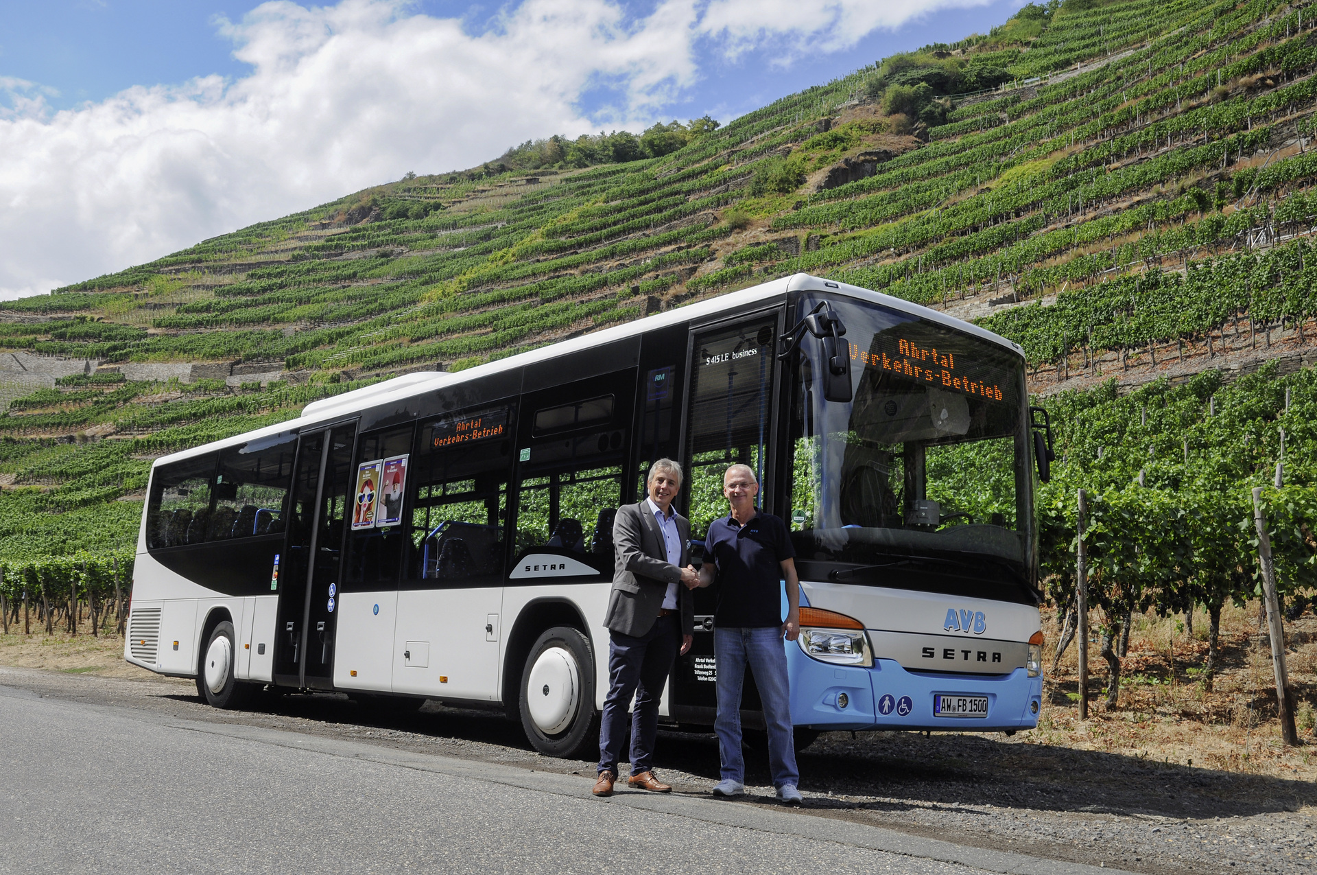 Jürgen Föhr, Leiter Vertriebsregion West, mit Unternehmer Frank Bodtenberg (rechts) vor einem seiner 22 neuen Setra S 415 LE business Fahrzeuge. 62 Setra Low Entry Busse für Linien-flotten vom Elsass bis Niedersachsen