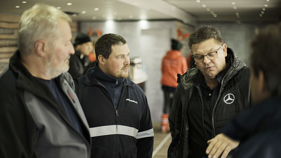 Mercedes-Benz Lkw präsentiert die „Riding Home for Christmas“-Tour Weihnachten mit RoadStars: Mercedes-Benz Lkw präsentiert die „Riding Home for Christmas“-Tour