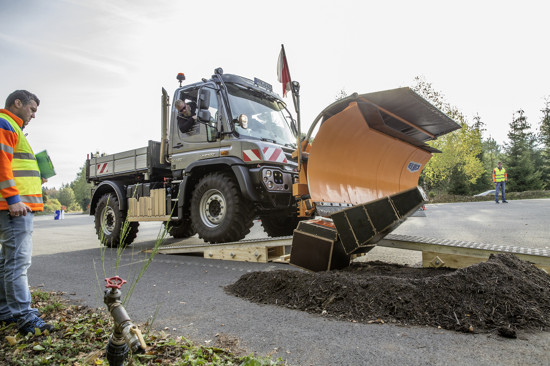 Der nächste Winter kommt bestimmt – getreu diesem Motto wird jetzt schon der Umgang mit dem Schneepflug geübt. Wie hier bei der Schneepflug-Meisterschaft des Landesbetriebs Mobilität Rheinland-Pfalz in Koblenz. Trockenübung für den Winter