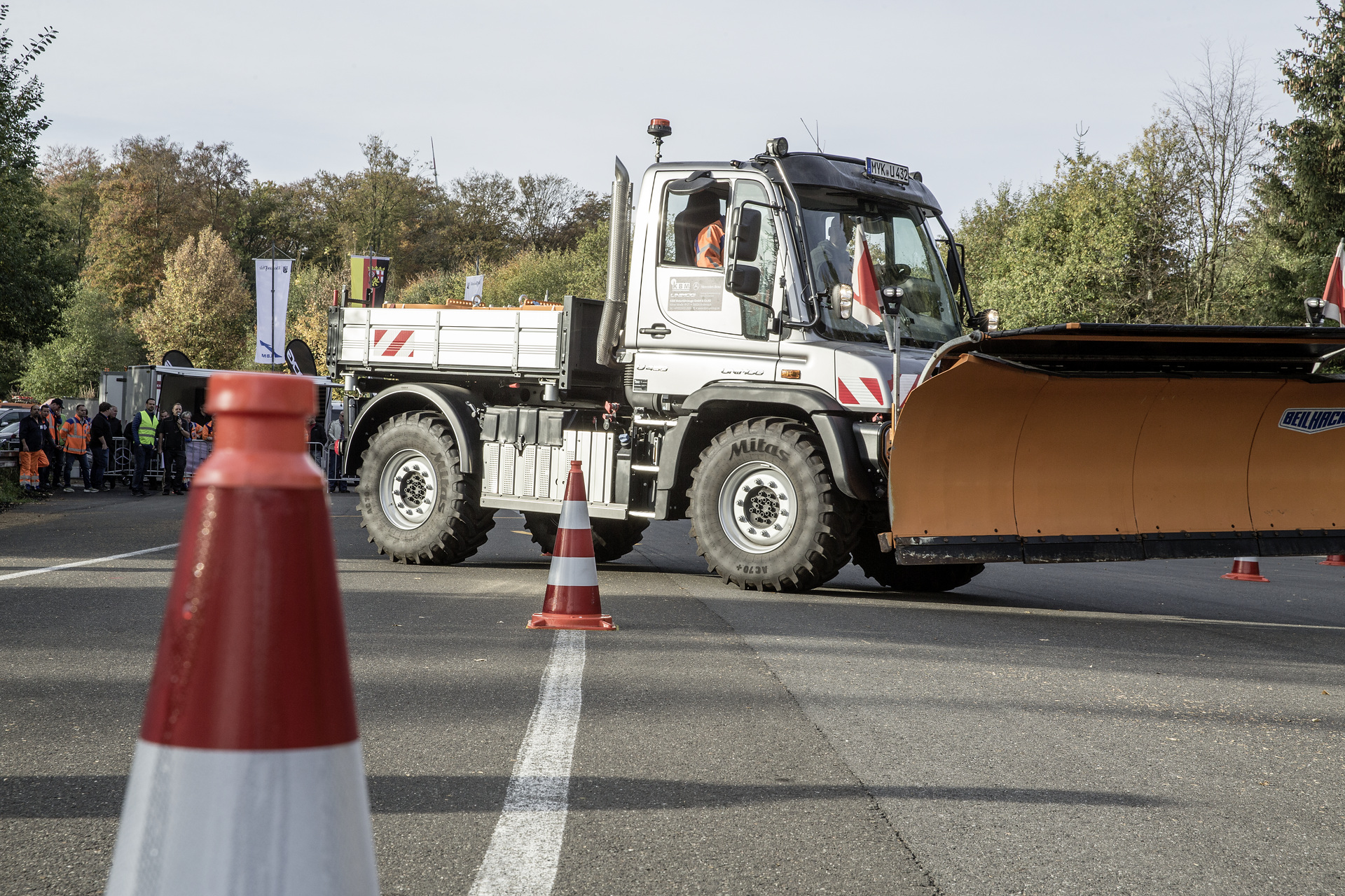 Der nächste Winter kommt bestimmt – getreu diesem Motto wird jetzt schon der Umgang mit dem Schneepflug geübt. Wie hier bei der Schneepflug-Meisterschaft des Landesbetriebs Mobilität Rheinland-Pfalz in Koblenz. Trockenübung für den Winter