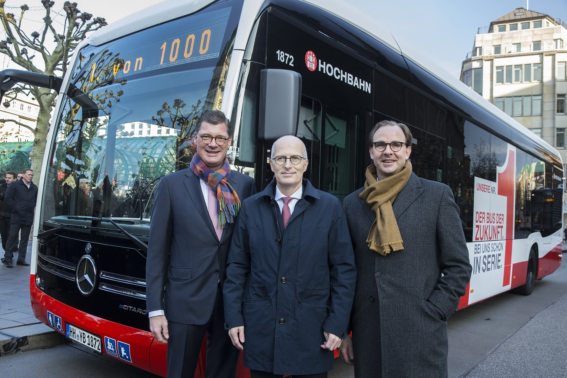 Till Oberwörder, Leiter Daimler Buses, übergab den ersten Mercedes-Benz eCitaro in Anwesenheit von Dr. Peter Tschentscher, Erster Bürgermeister der Freien und Hansestadt Hamburg, an Henrik Falk, Vorstandsvorsitzender der Hamburger Hochbahn AG. Mercedes-Benz eCitaro: Frischer Wind in Hamburg: Mercedes-Benz liefert den ersten vollelektrischen Stadtbus eCitaro an Hamburger Hochbahn AG
