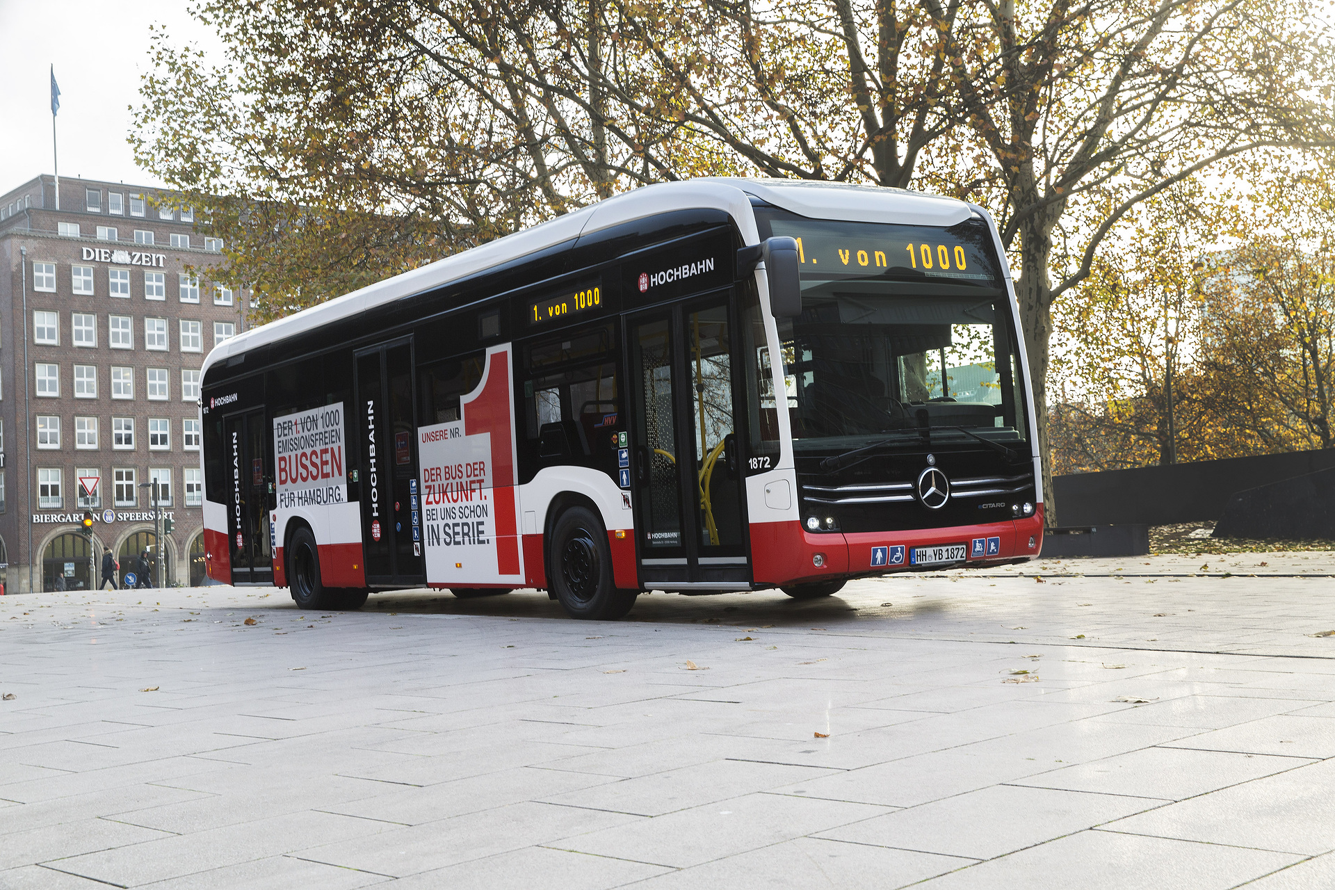 Die Auslieferung des Mercedes-Benz eCitaro für die Hamburger Hochbahn AG ist der erste Bus eines Großauftrags über 20 eCitaro - die bisher größte Einzelorder eines deutschen Verkehrsbetriebs für vollelektrisch angetriebene Omnibusse. Mercedes-Benz eCitaro: Frischer Wind in Hamburg: Mercedes-Benz liefert den ersten vollelektrischen Stadtbus eCitaro an Hamburger Hochbahn AG